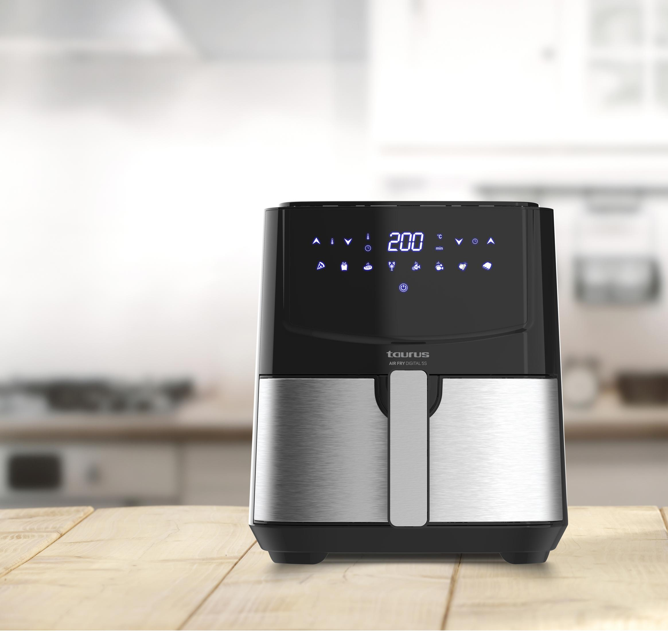 Una friggitrice ad aria nera con accenti argentati e display digitale.