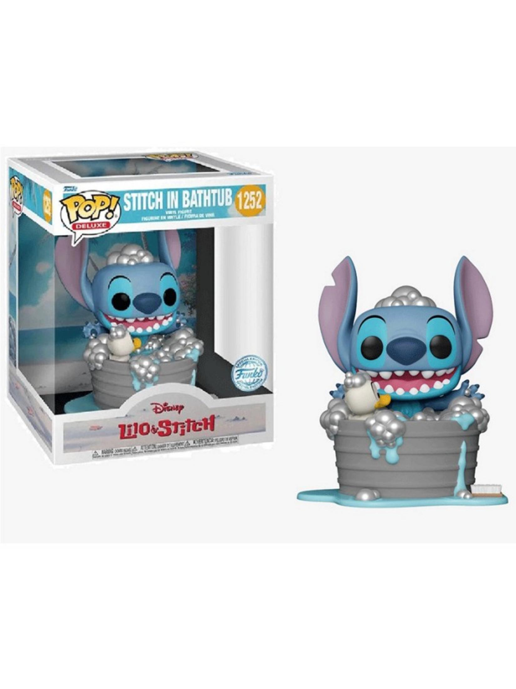 Una figura Funko Pop! de Stitch en una bañera con espuma y un patito de goma.