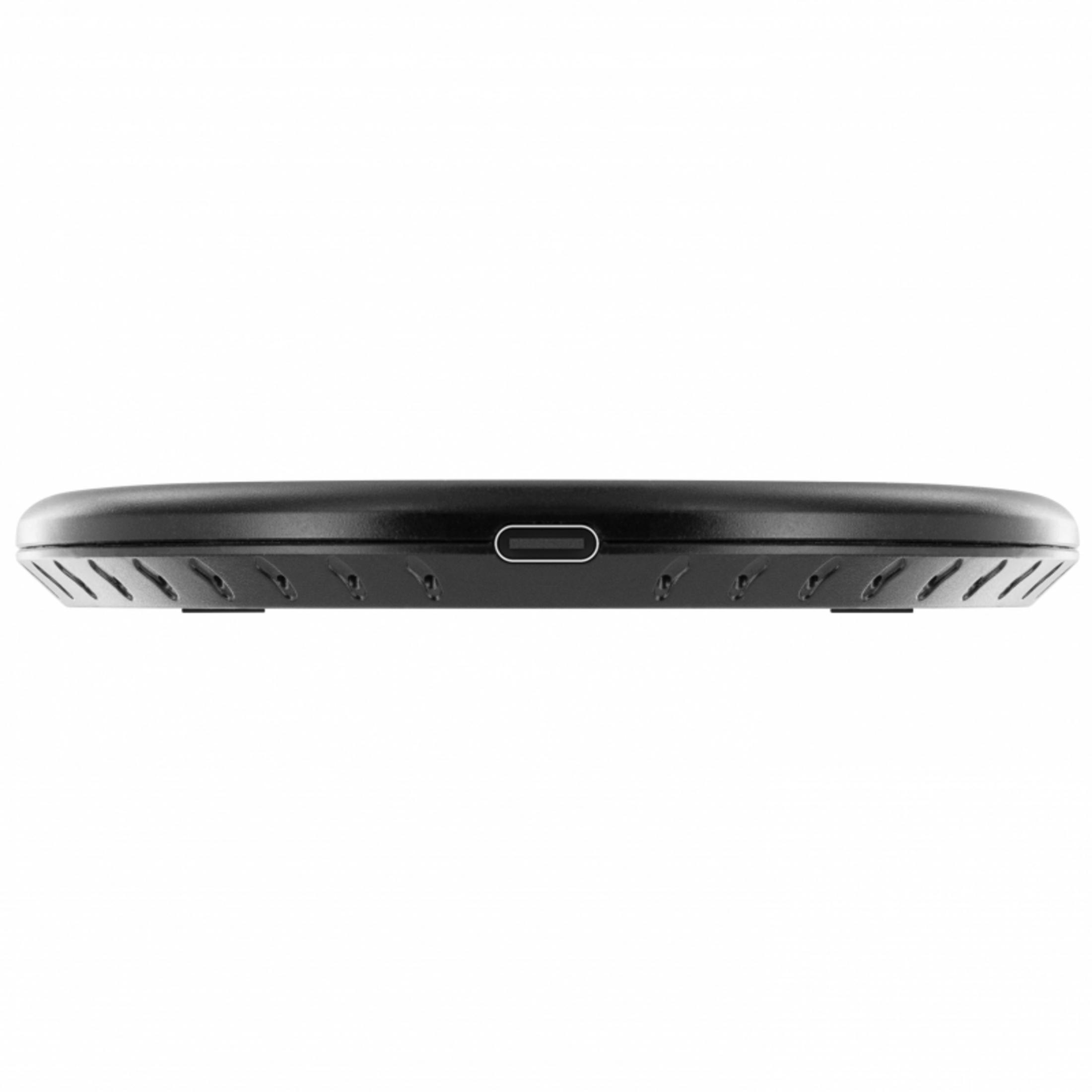 Cargador negro y redondo con puerto USB-C y ranuras de ventilación.