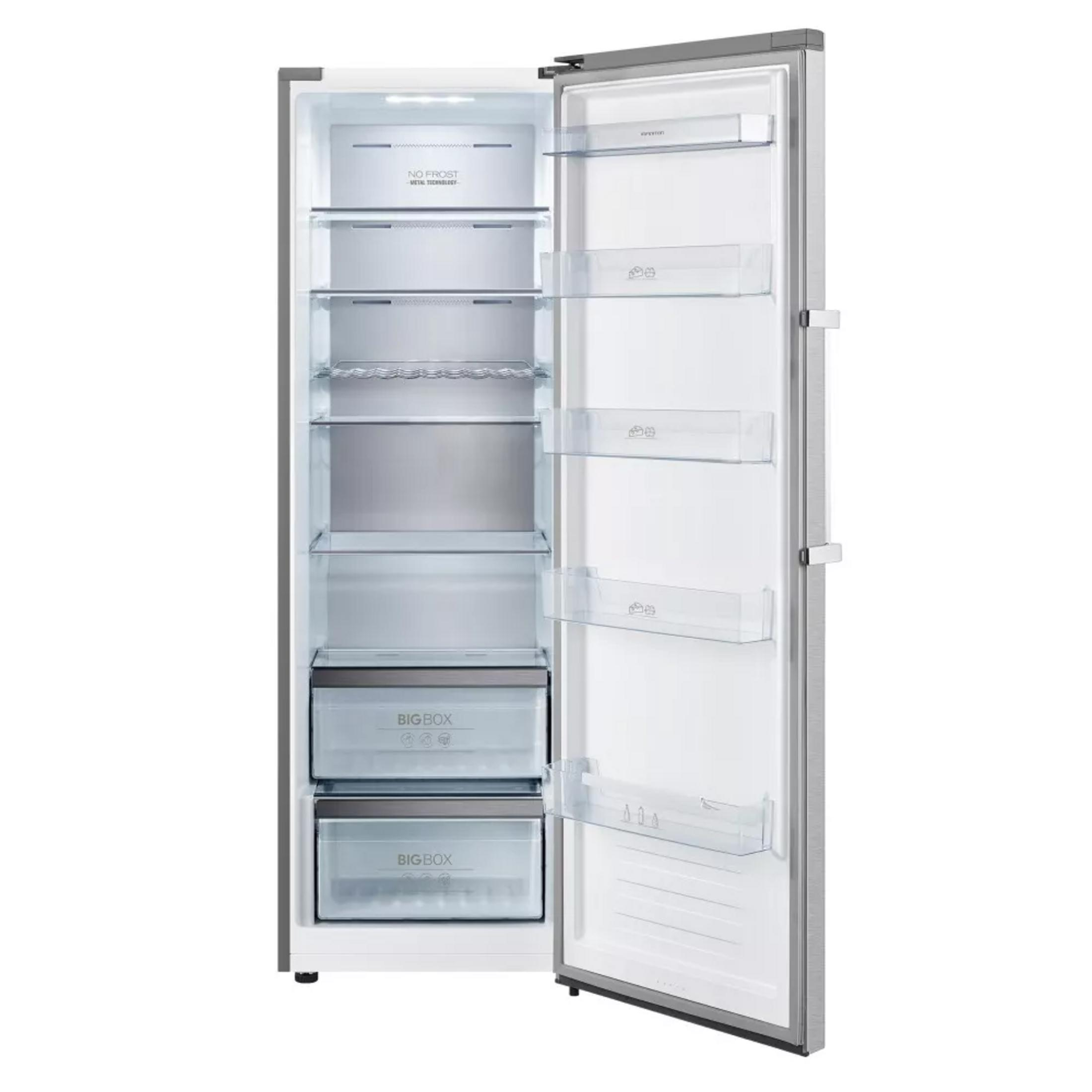 Un refrigerador abierto que muestra varios estantes y cajones a la izquierda y compartimentos en la puerta a la derecha.