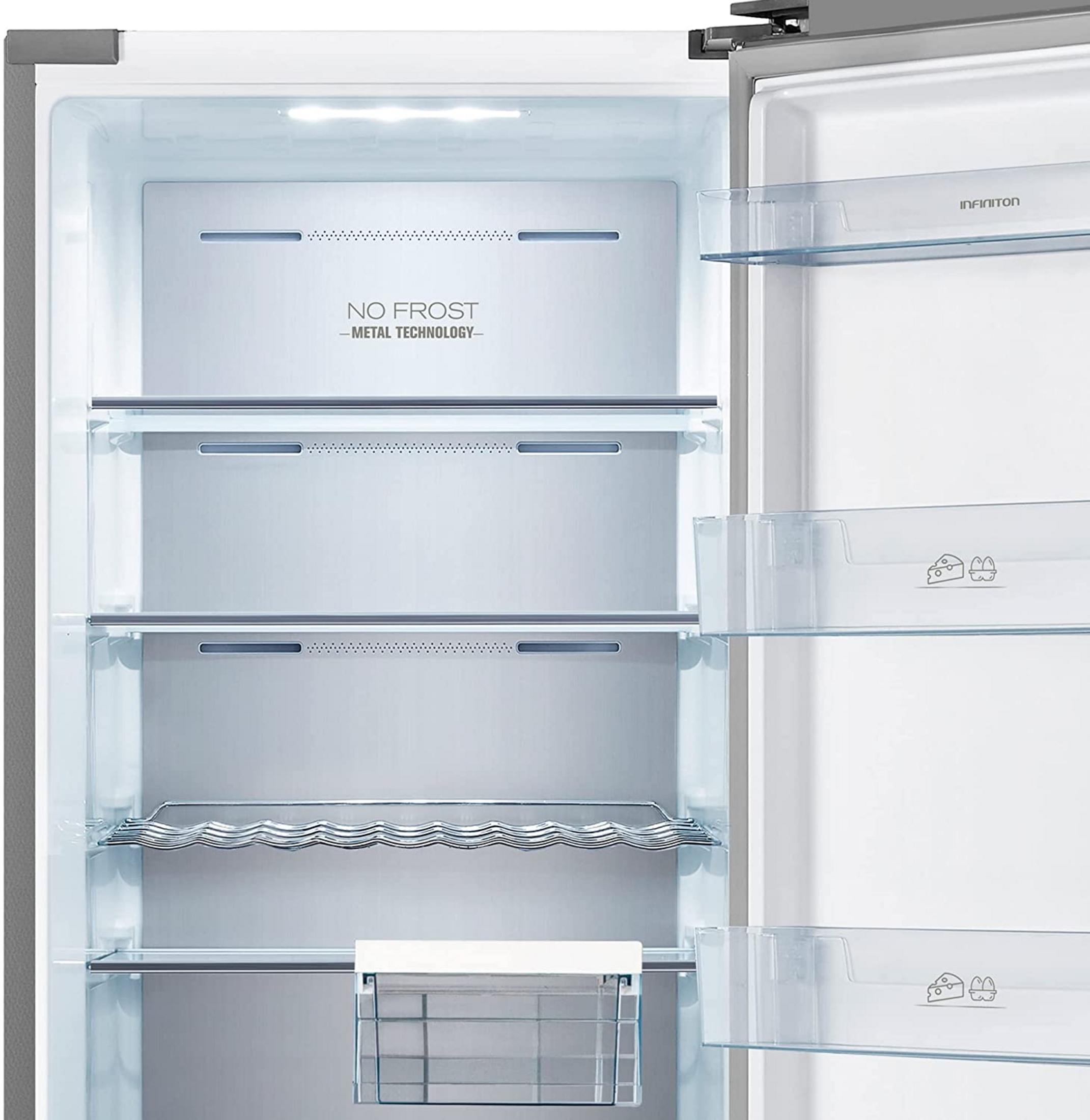 Un refrigerador vacío con estantes, un cajón y compartimentos en la puerta.