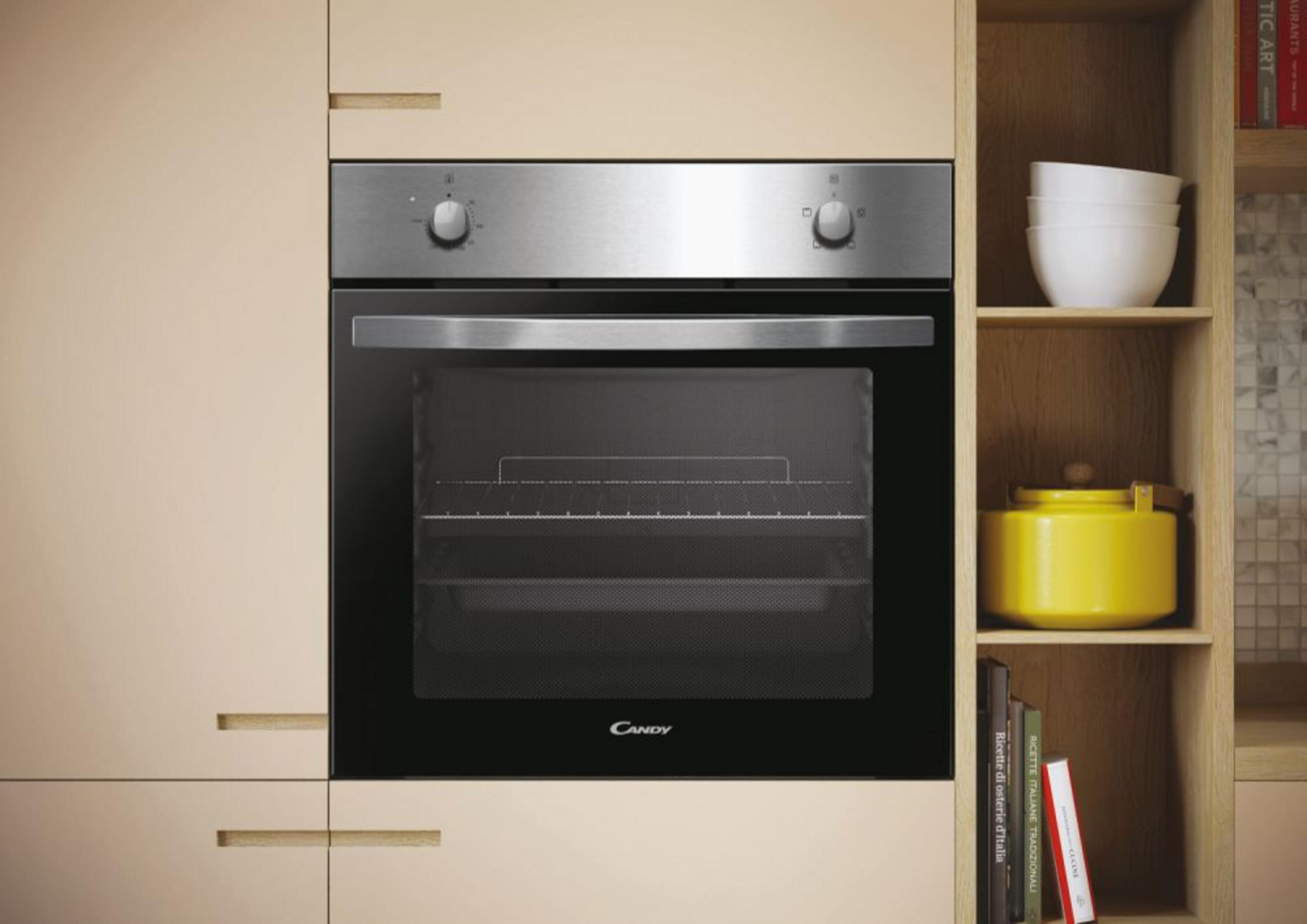 Un forno da incasso con dettagli in acciaio inox e libri di cucina.
