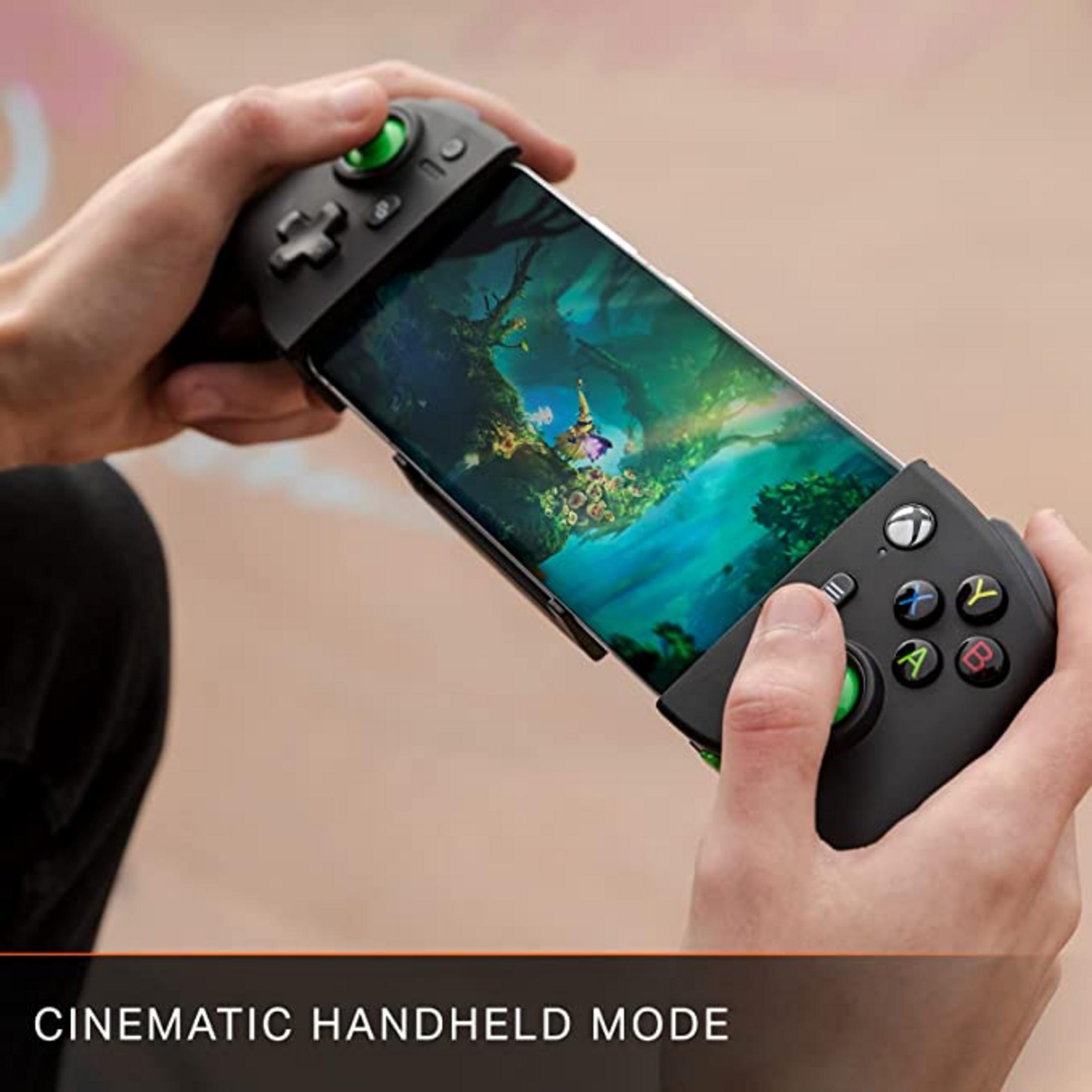 Manos sujetan un mando con un smartphone mostrando una pantalla de juego.