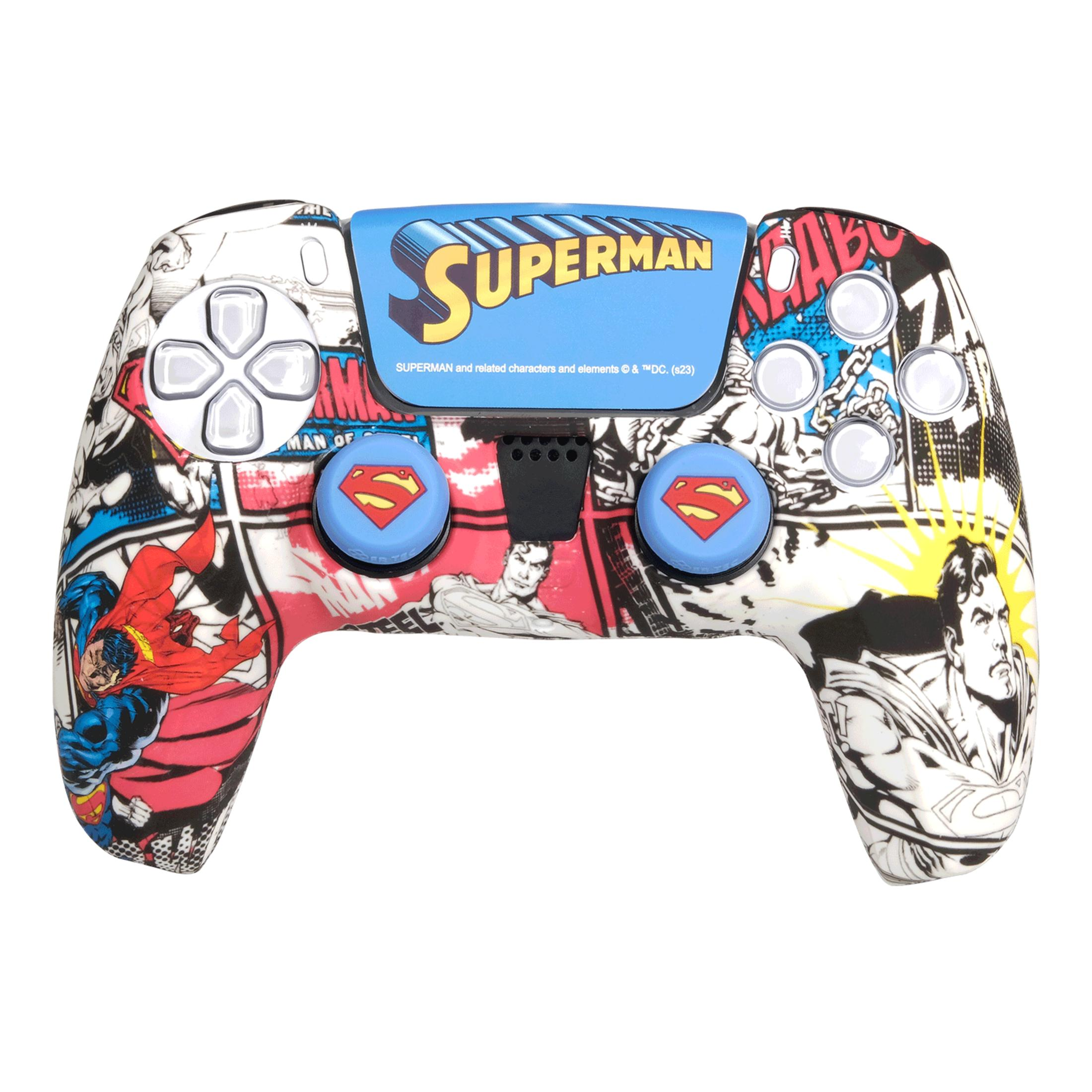 Un mando con gráficos de cómic de Superman y el logo de Superman.