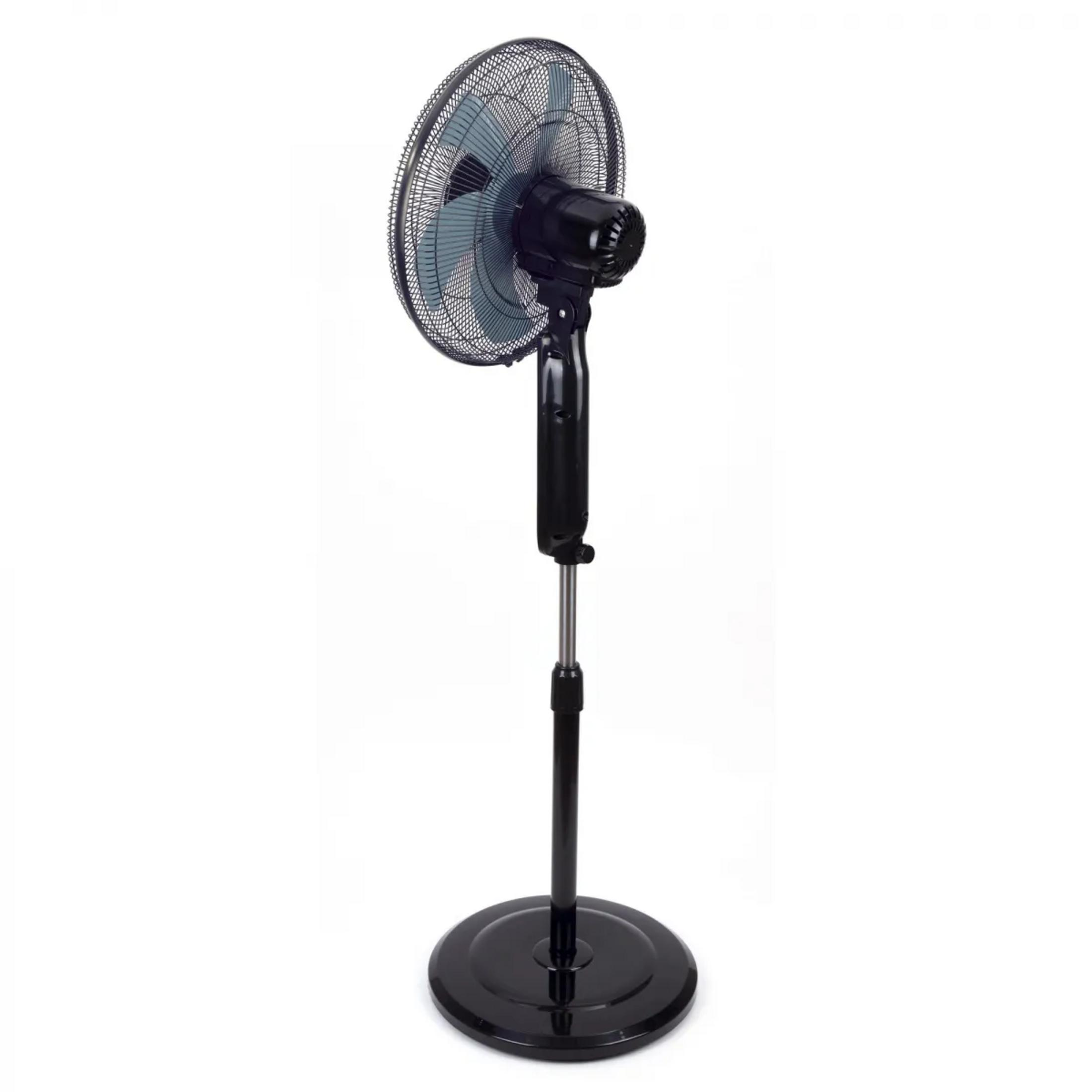 Un ventilador de pie negro con base redonda y poste ajustable.