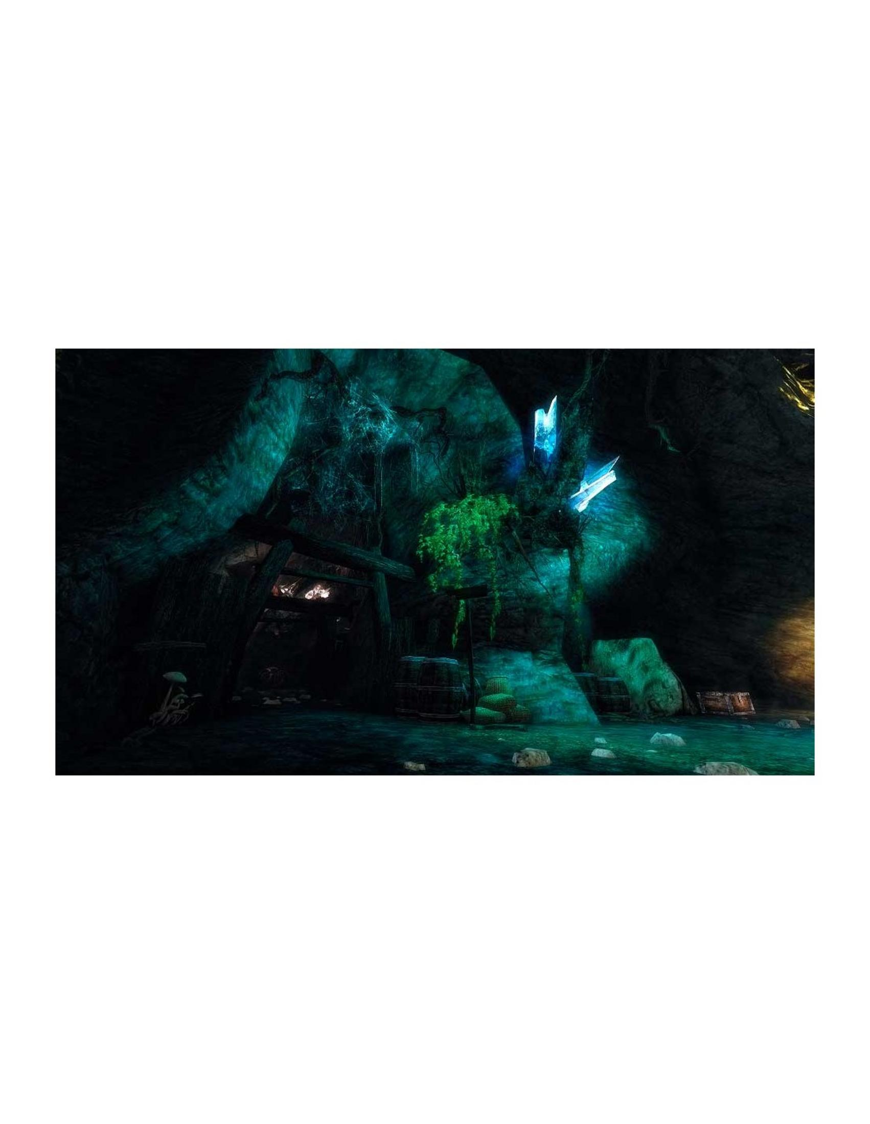 Una caverna buia con cristalli blu luminosi, strutture in legno, barili e acqua.