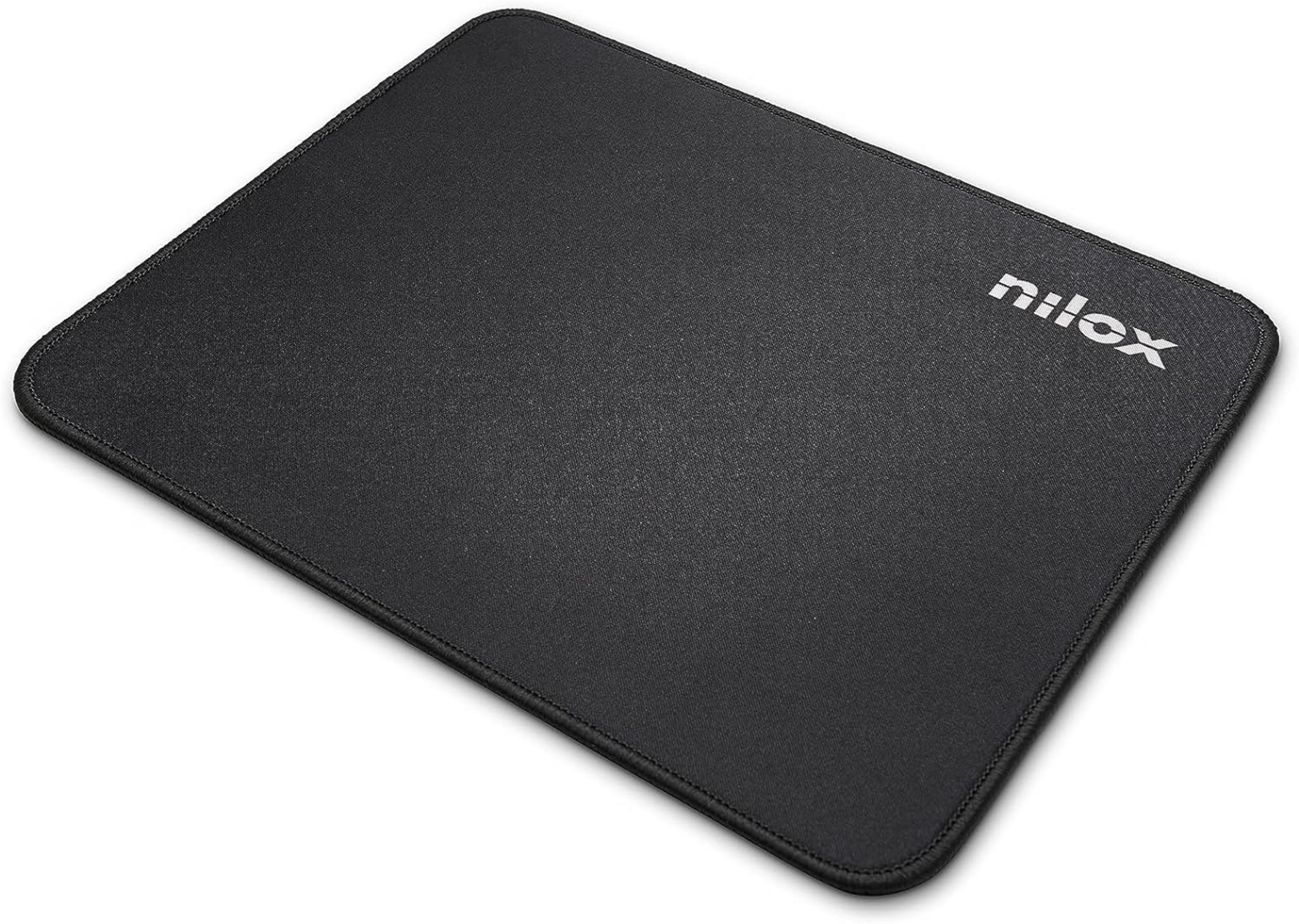 Tappetino per mouse Nilox nero con logo bianco e cuciture.