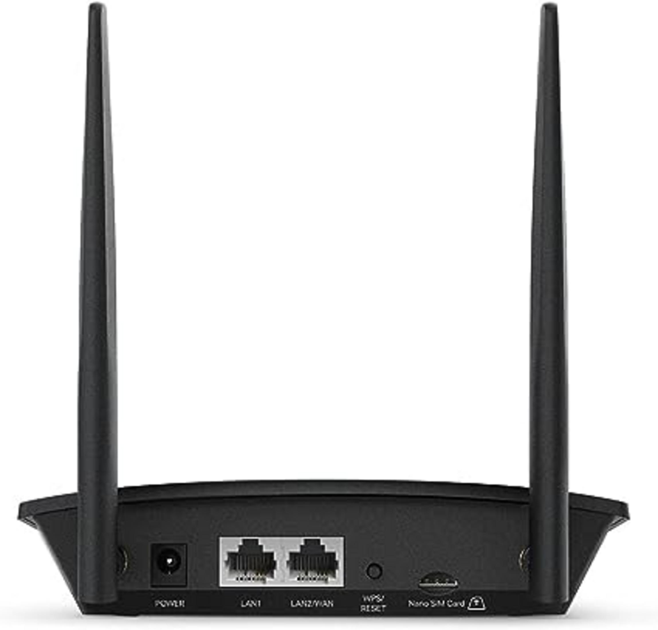 Rückseite eines schwarzen Routers mit zwei Antennen, LAN-Anschlüssen, Power-Port.