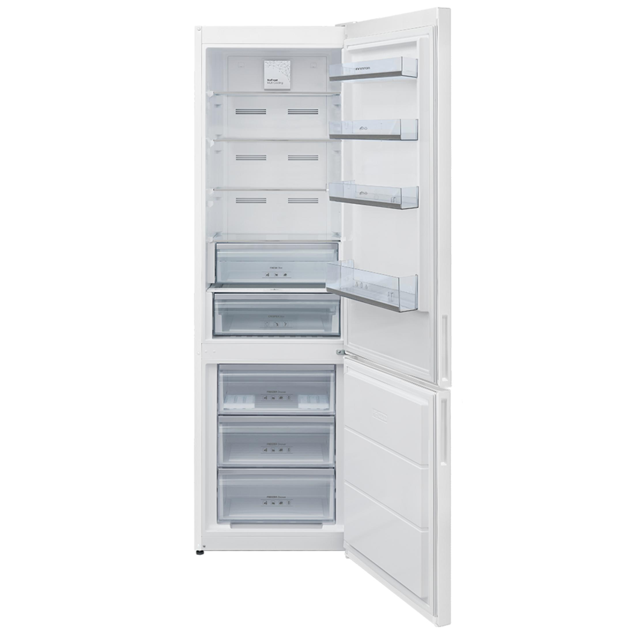 Un refrigerador blanco con la puerta abierta, mostrando estantes y cajones.