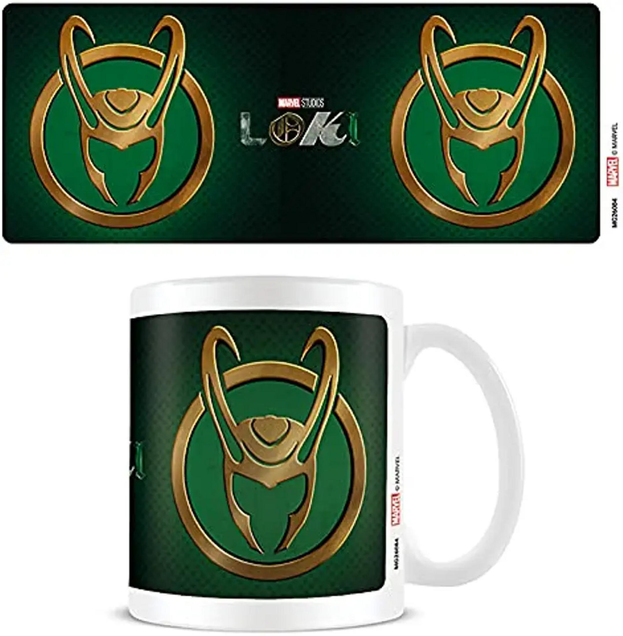 Taza con el símbolo de Loki y el logo de Marvel sobre fondo verde oscuro.