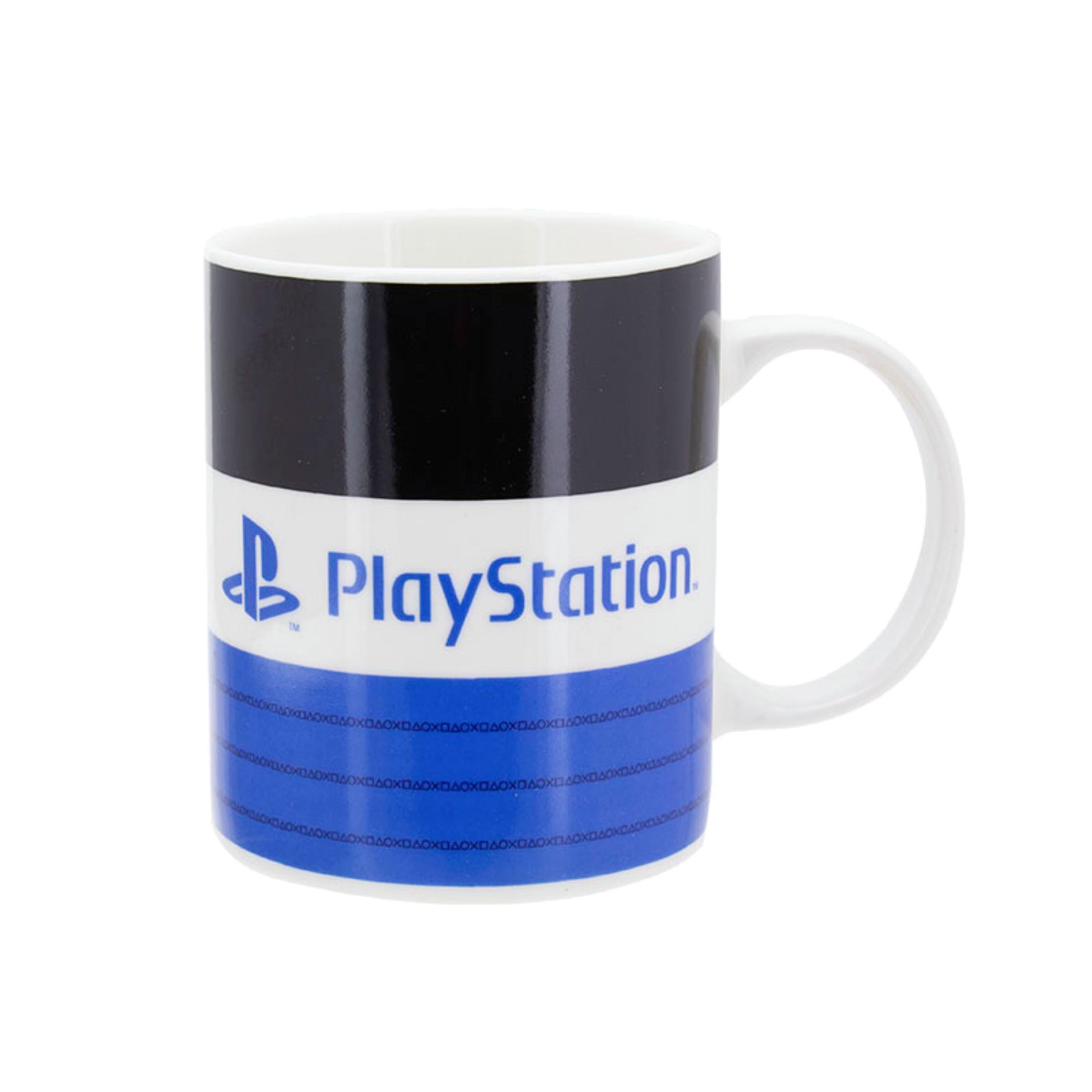 Una taza blanca con logo de PlayStation en negro, azul y blanco.