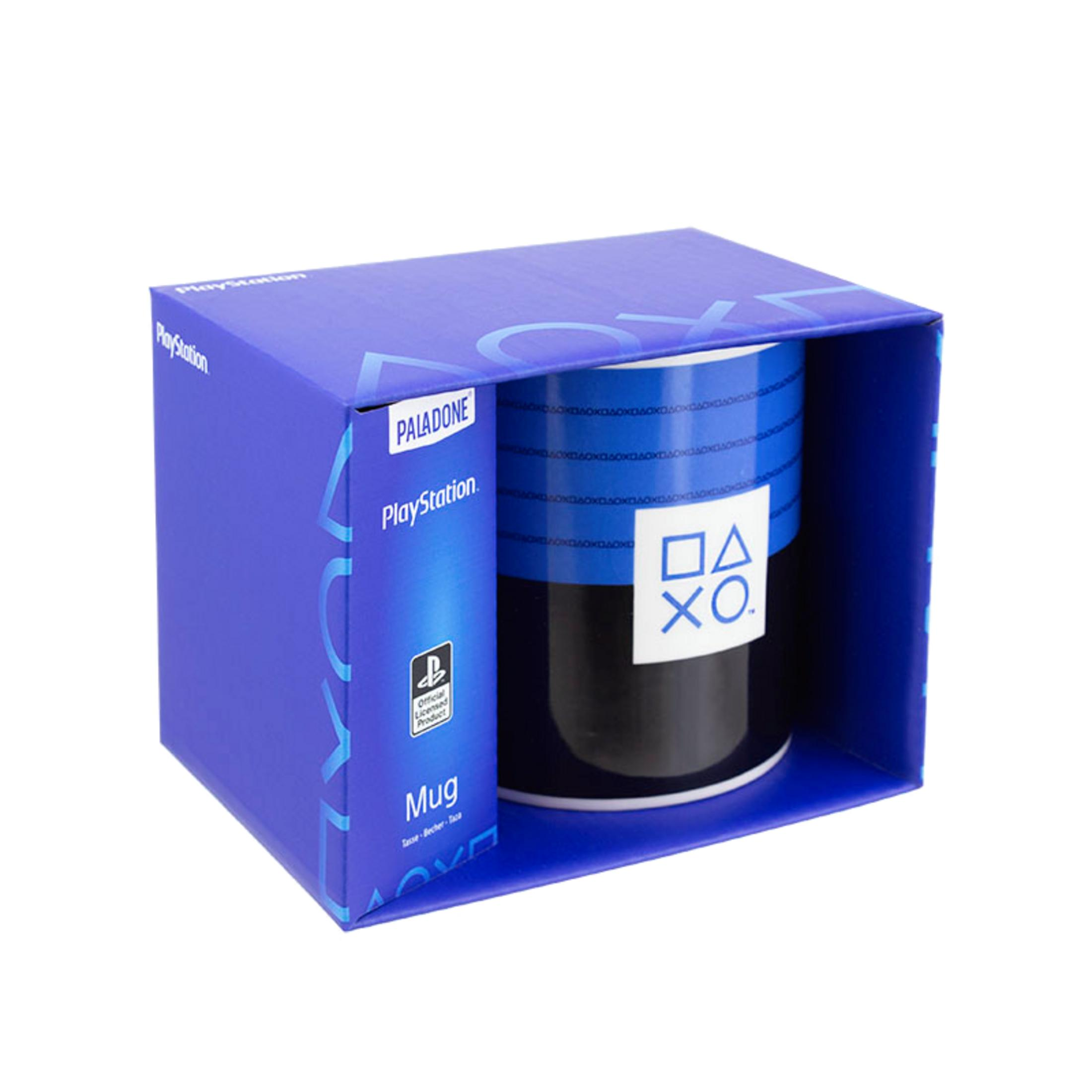 Taza de Playstation en caja de regalo azul con símbolos y letras.