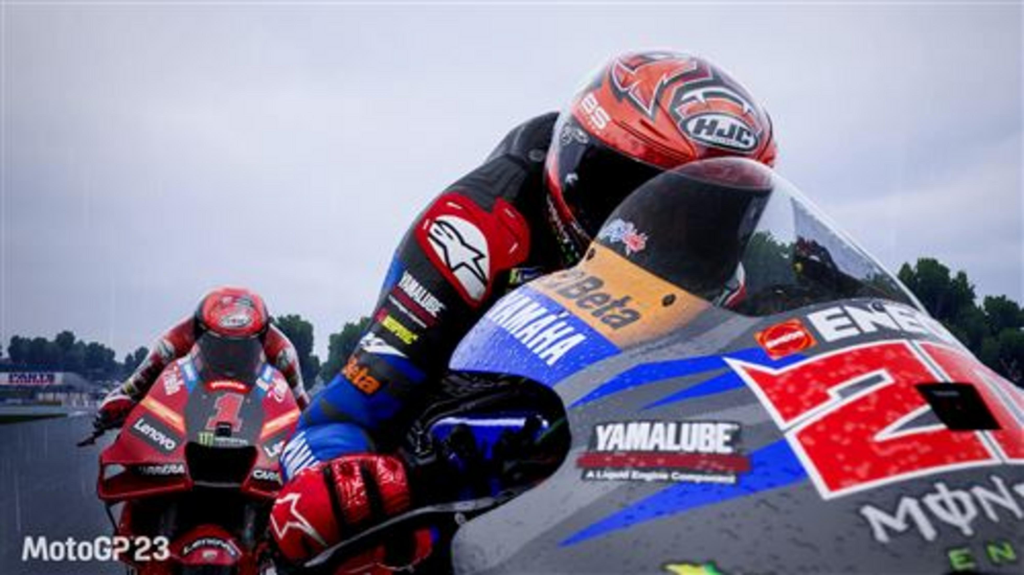 Pilotos con equipo rojo y azul en motocicletas, MotoGP 23.