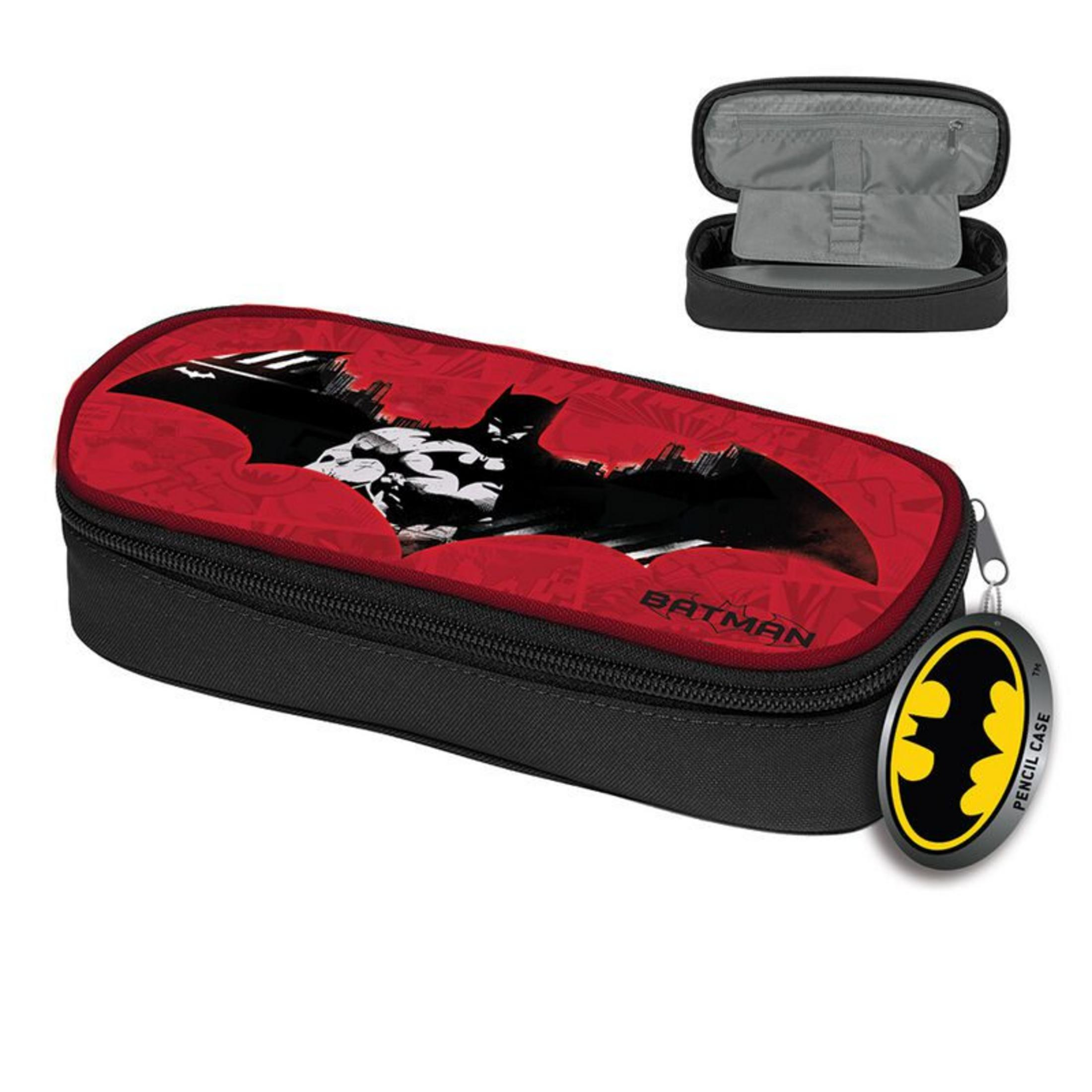 Un estuche negro con logo de Batman y paisaje urbano sobre fondo rojo.