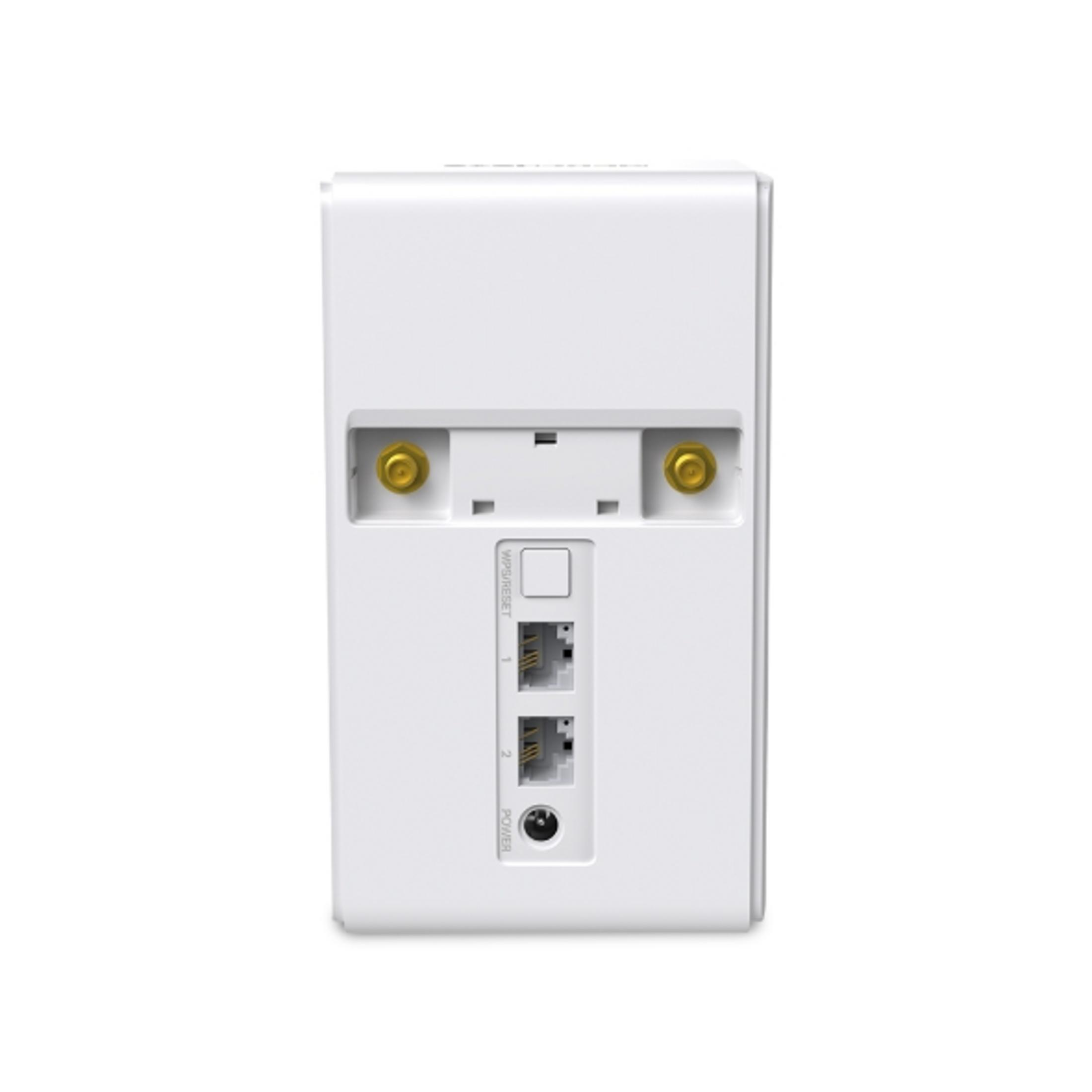Parte trasera de un router blanco con puertos y conectores de antena.