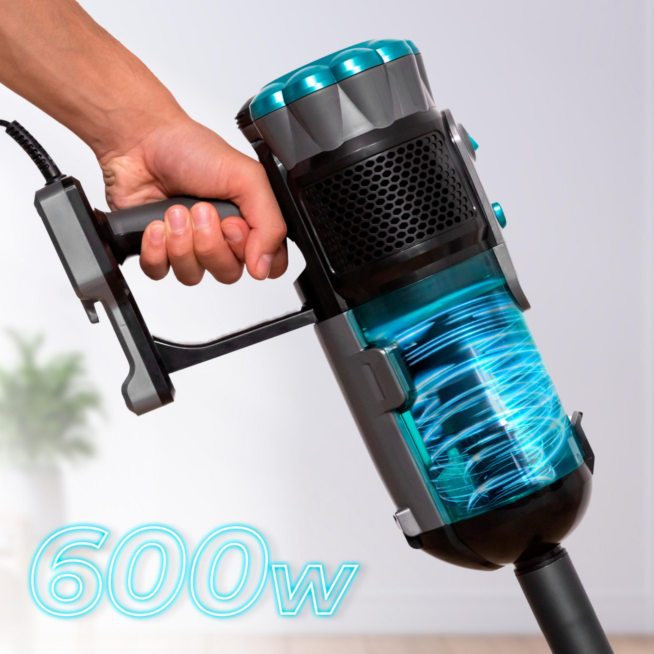 Hand hält Staubsauger mit 600 W. Blauer Wirbel im Behälter.