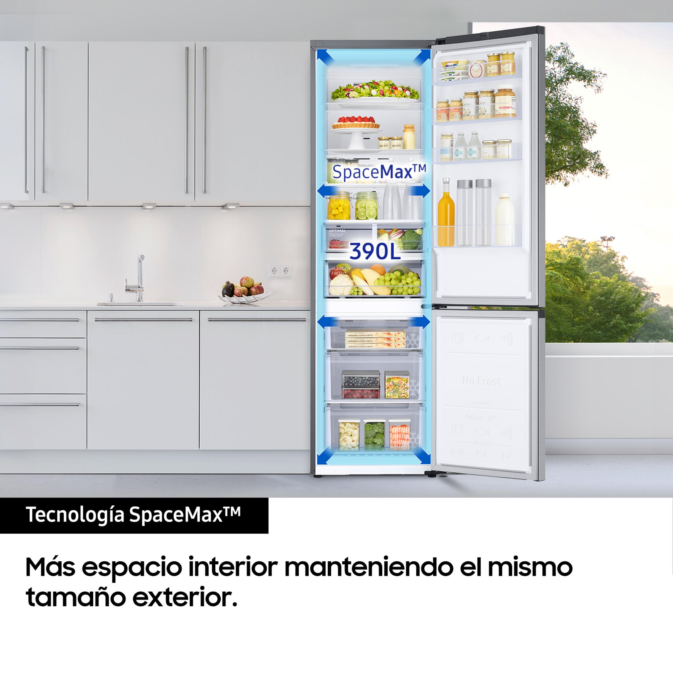 Un frigorifero aperto con cibo, che mostra "SpaceMax™ 390L".
