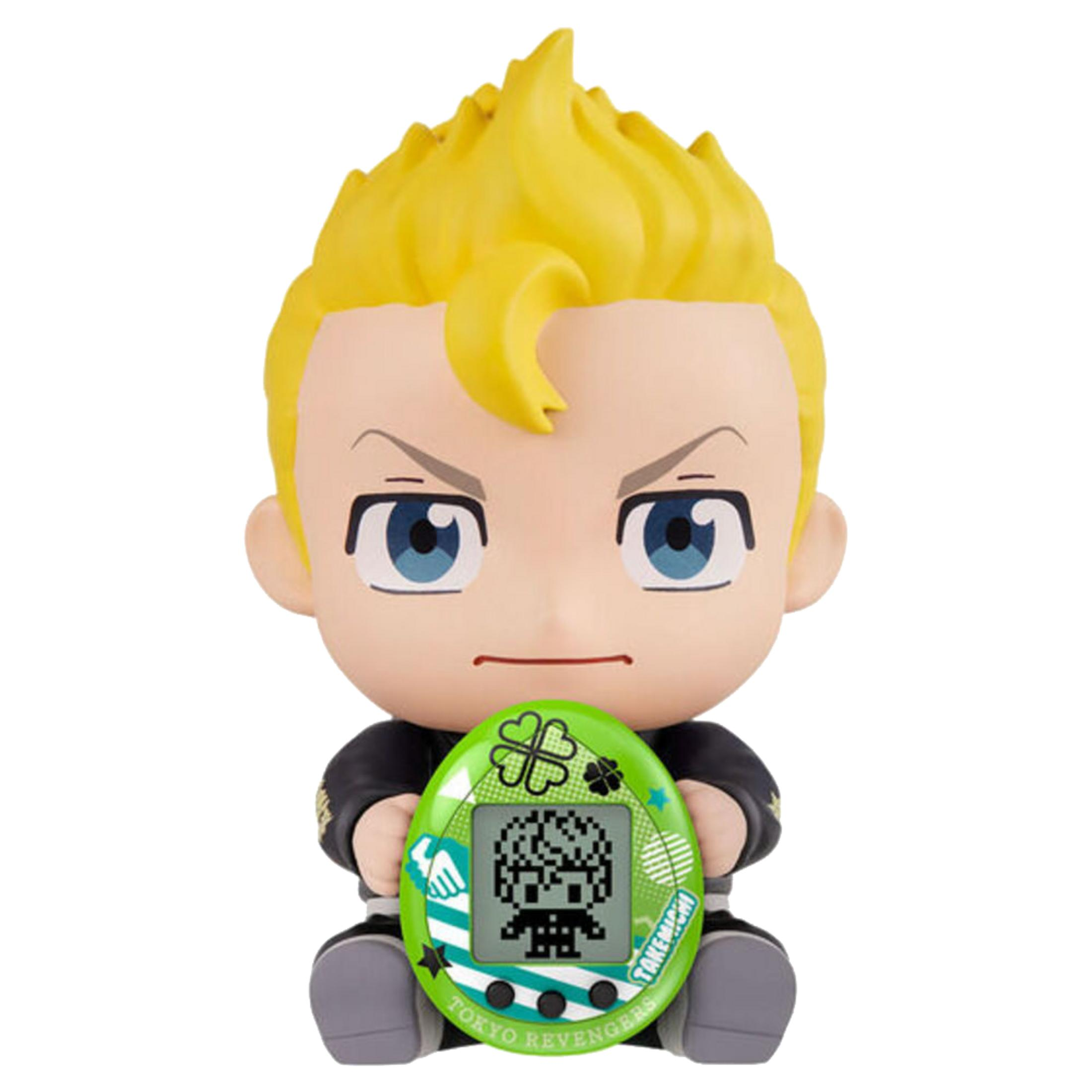 Una figura de pelo amarillo sostiene un Tamagotchi verde con un personaje pixelado.