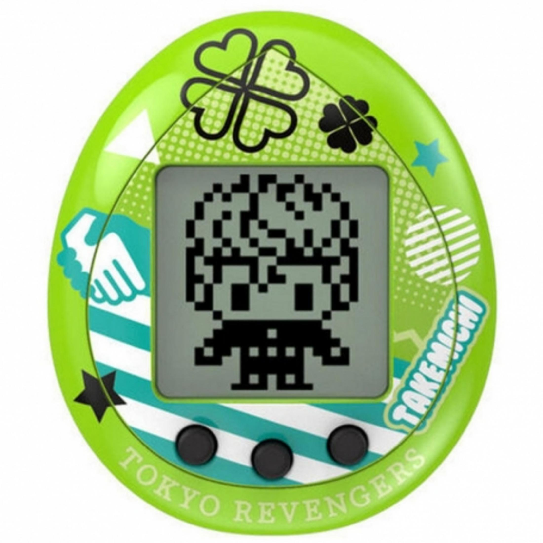 Un Tamagotchi verde con personaje de píxeles, símbolos de trébol y texto.