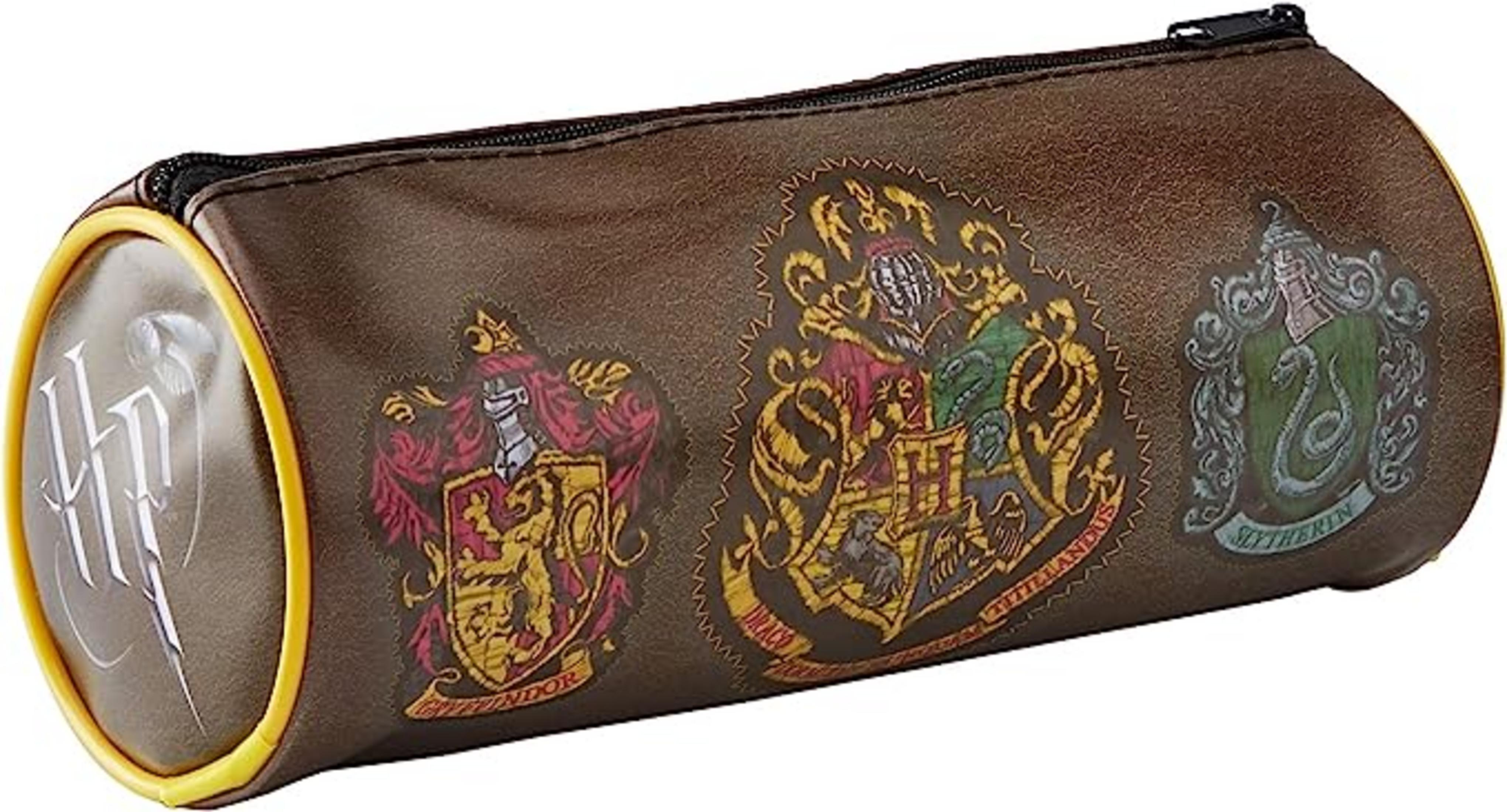 Estuche marrón con escudos de Hogwarts y logo de Harry Potter.