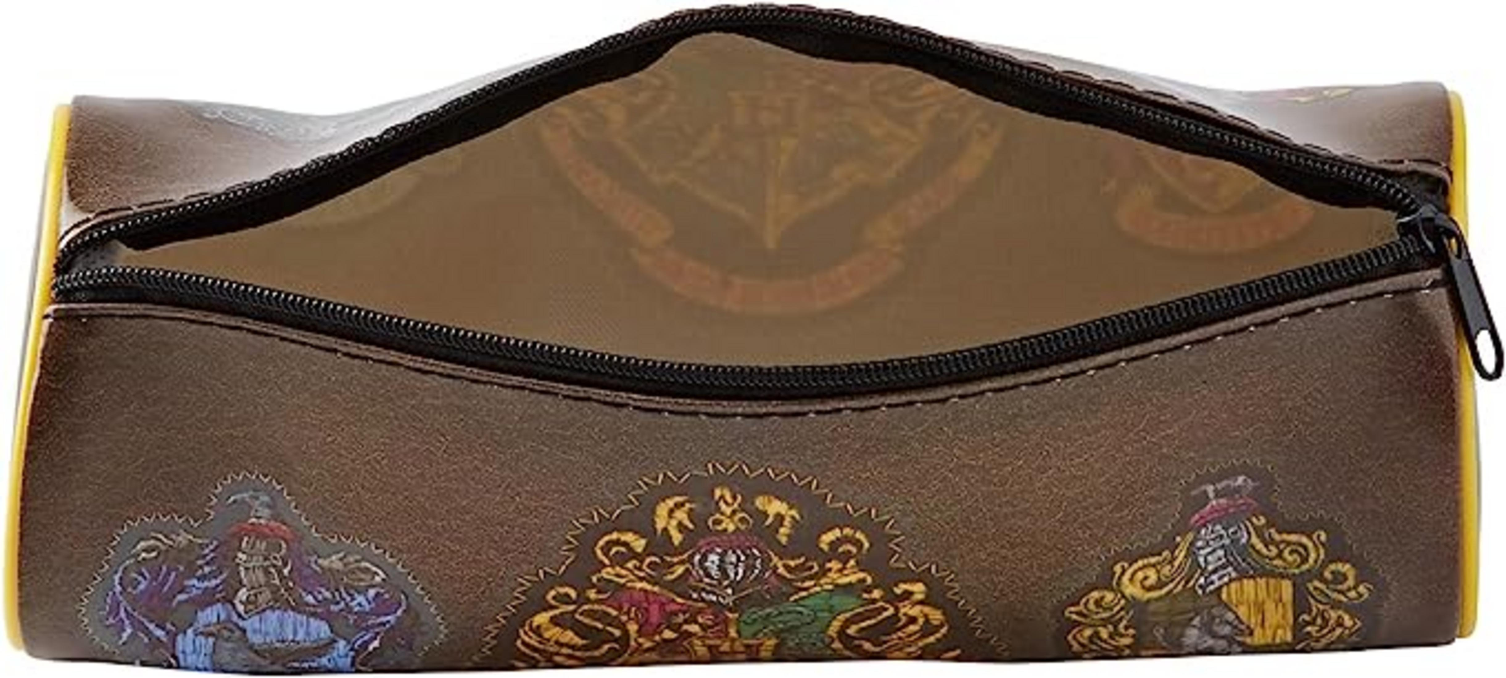 Estuche marrón con escudos de Hogwarts y cremallera.