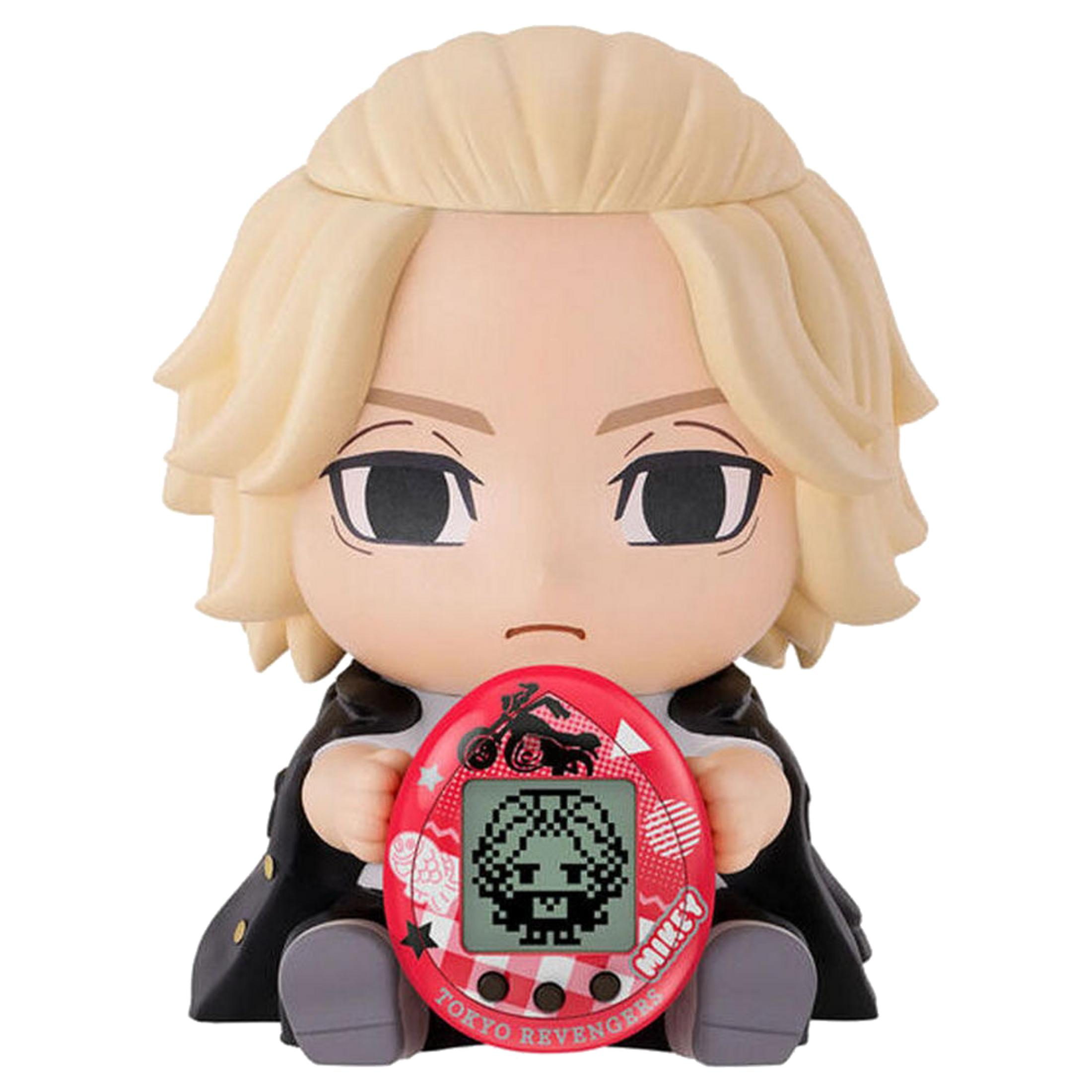 Figura Chibi con pelo rubio sosteniendo un Tamagotchi.
