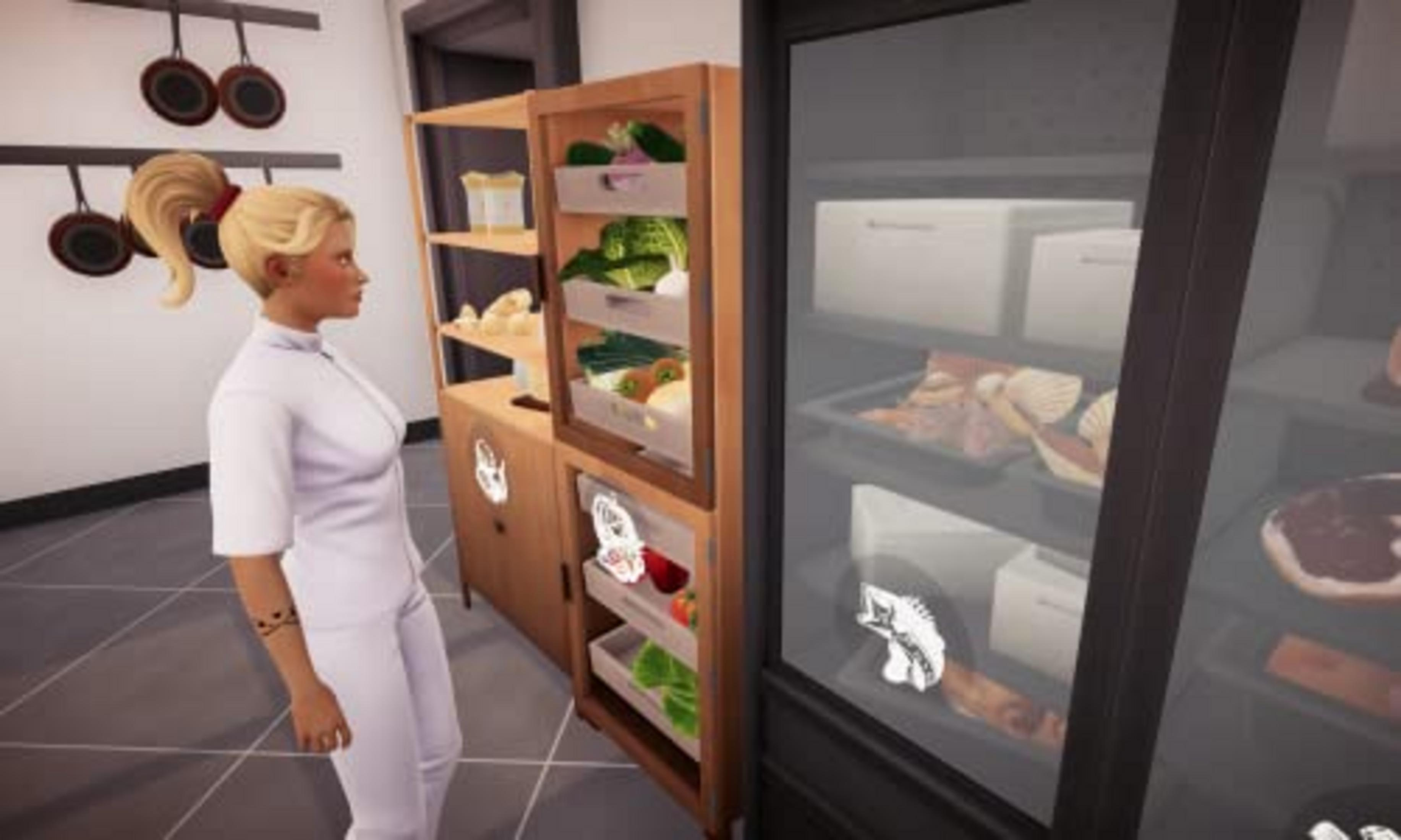 Una donna in divisa da chef bianca si trova vicino a un frigorifero e uno scaffale per alimenti.