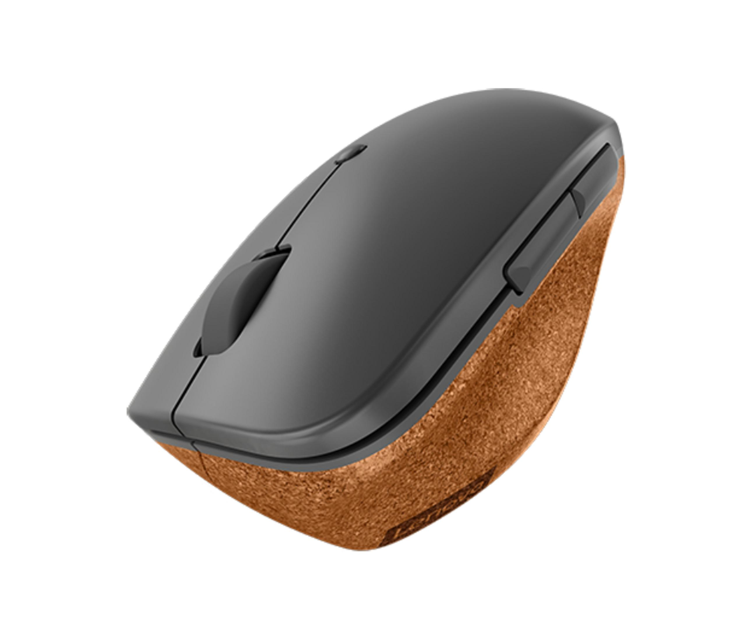Un mouse wireless grigio con superficie in sughero marrone, isolato su bianco.