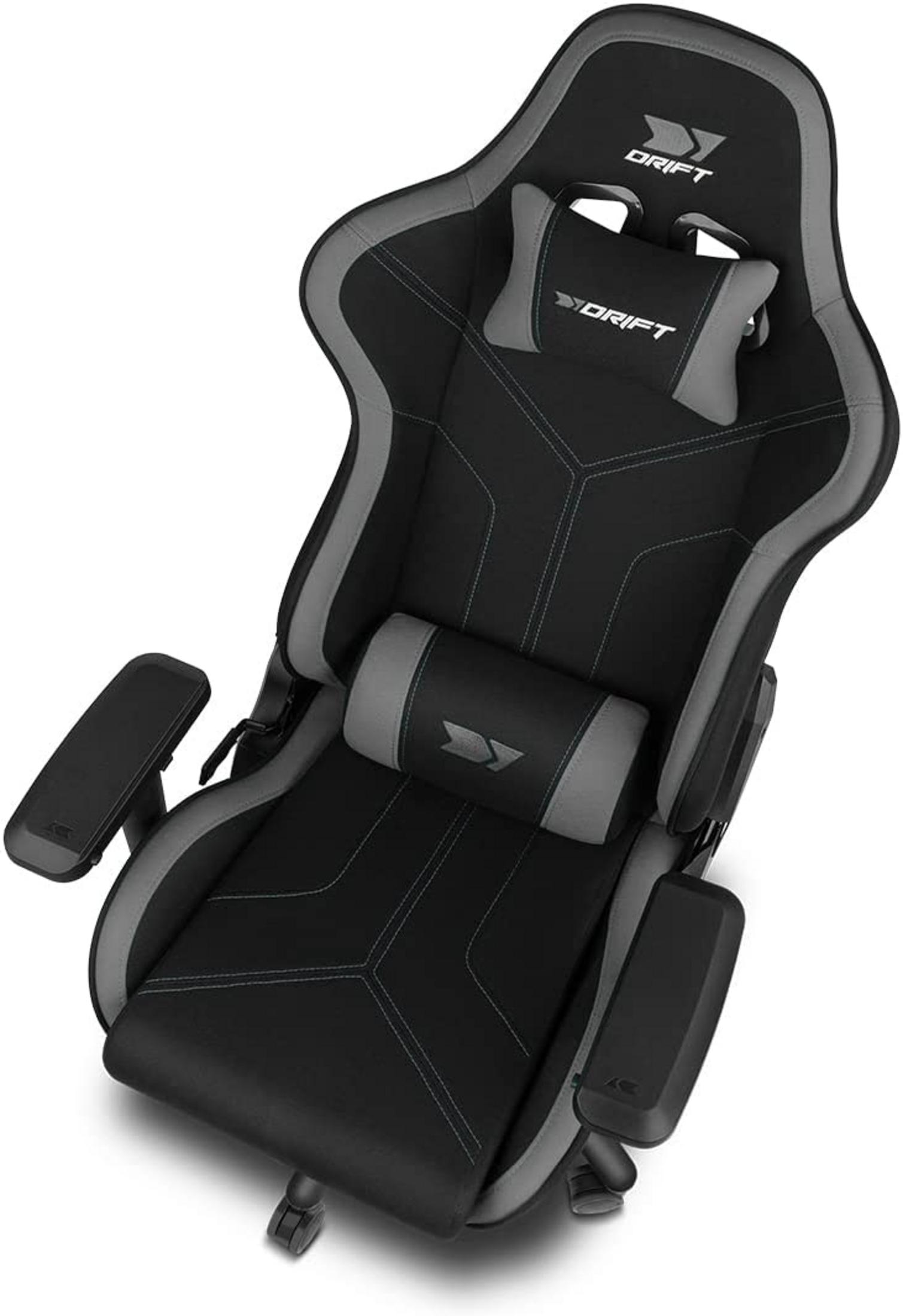 Una silla gamer negra con detalles y cojines grises.