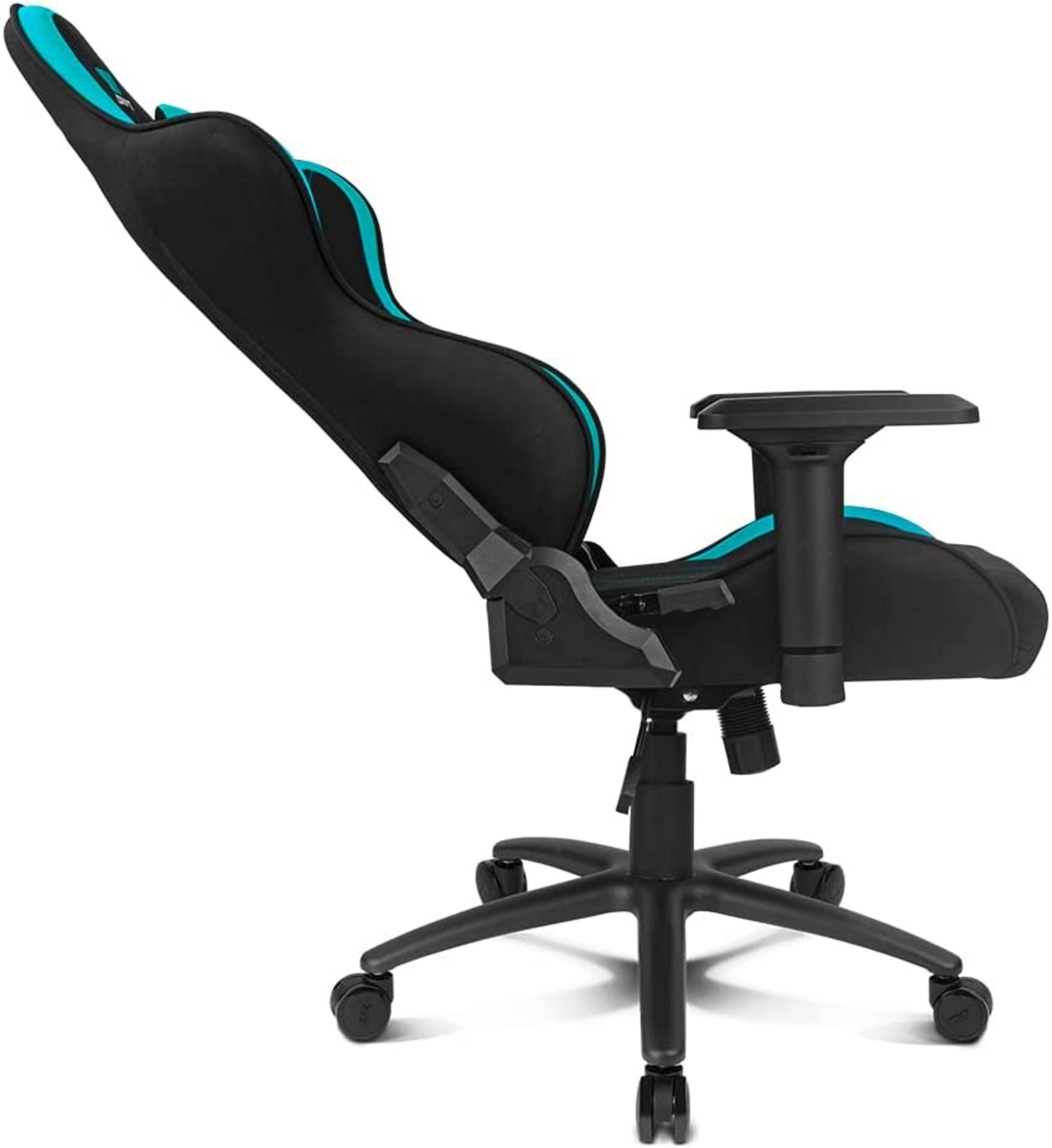 Silla gamer negra con detalles azules, vista lateral, con ruedas.