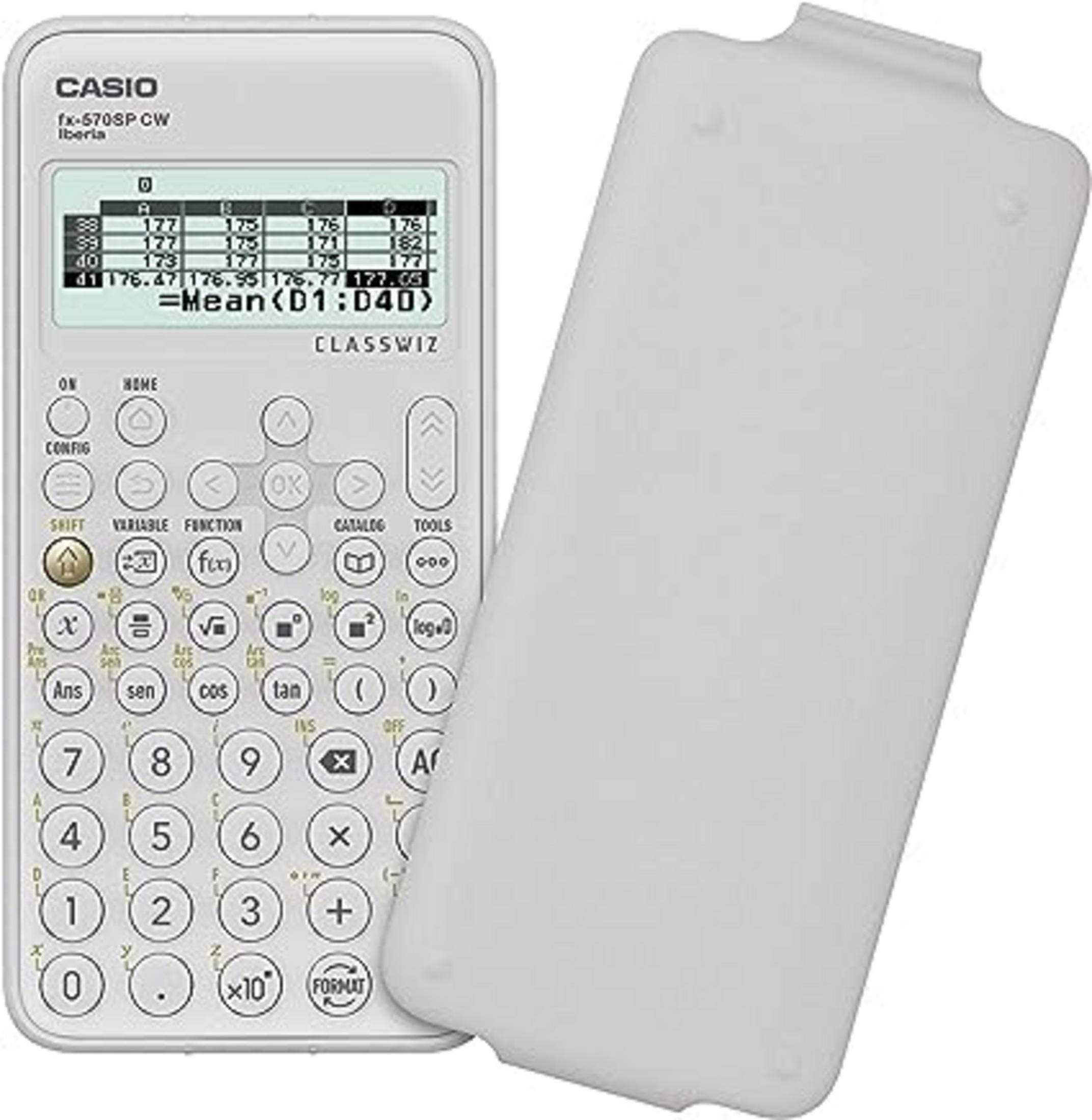 Biały kalkulator Casio ze zdjętą osłoną. Na ekranie wyświetlane są dane.