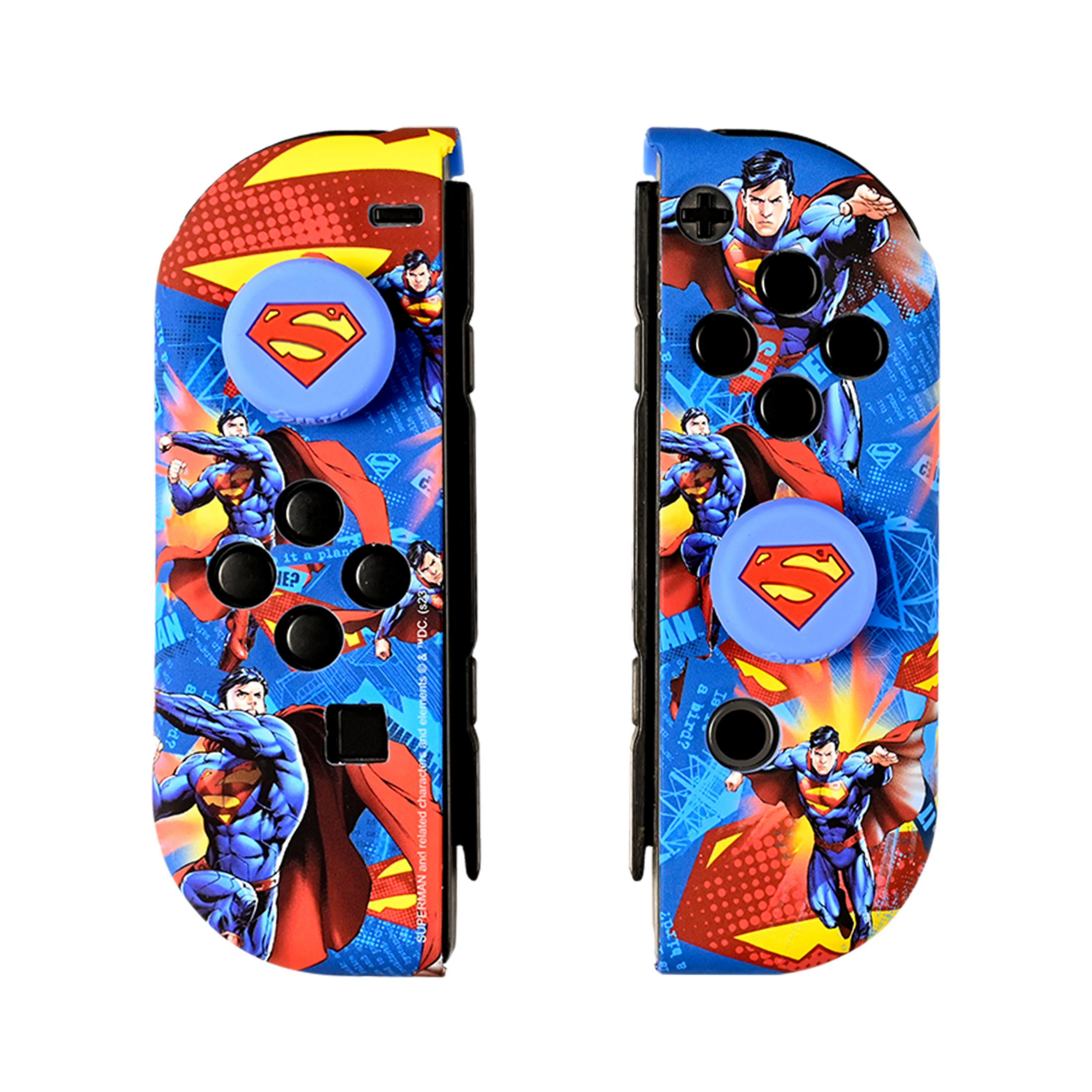 Due controller Nintendo Switch con grafica di Superman, pulsanti blu logo S.