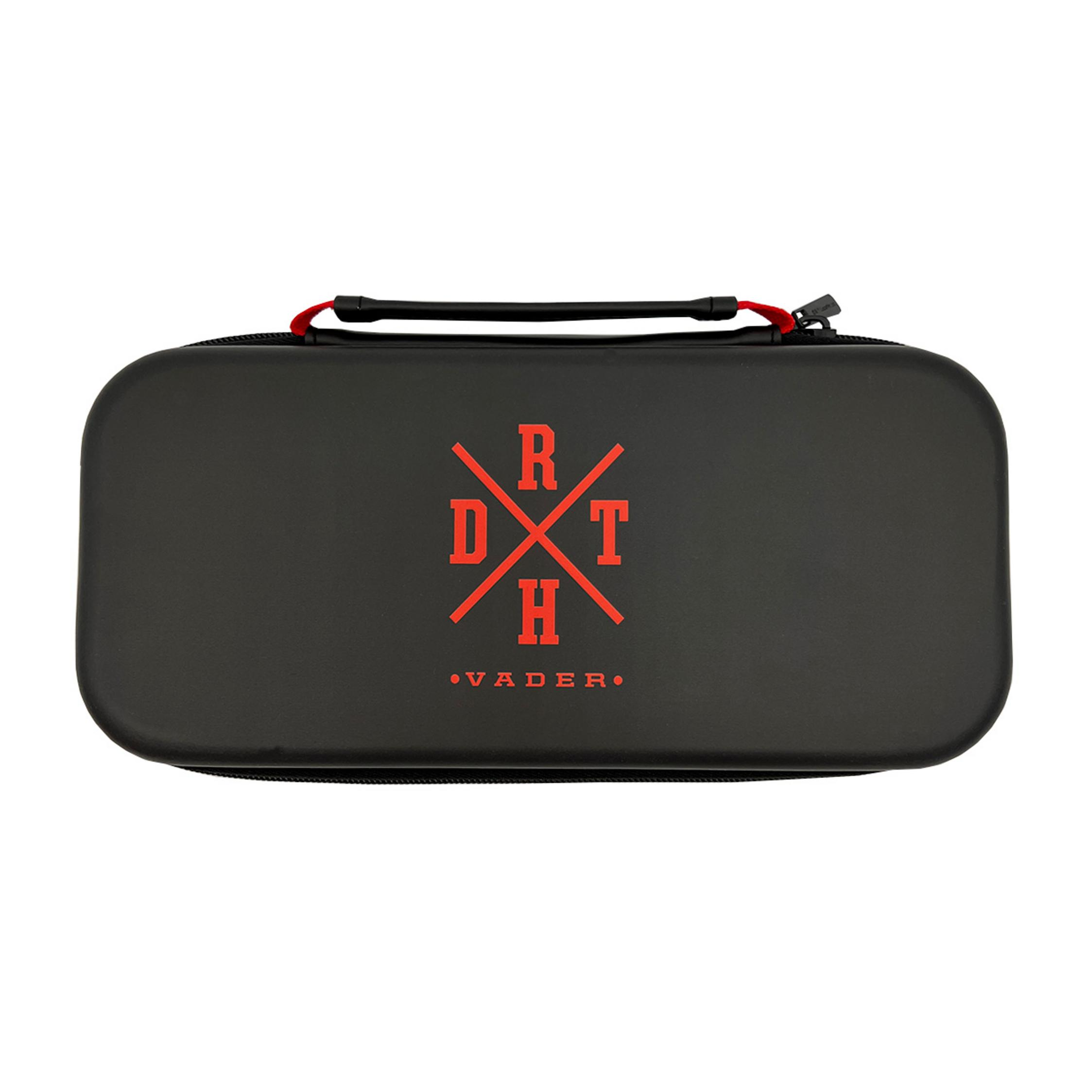 Funda negra con logo rojo. Cremallera roja a la derecha.