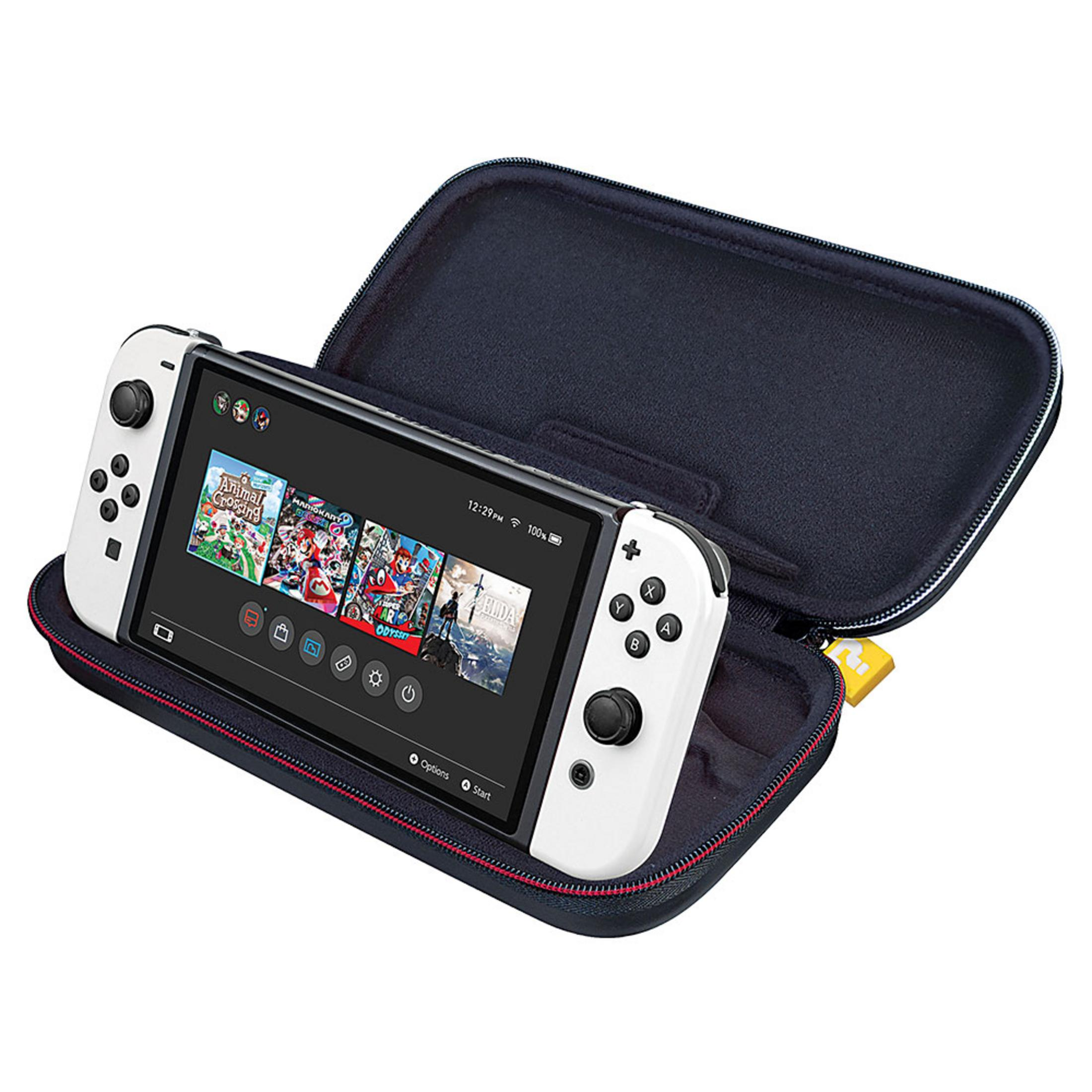 Un Nintendo Switch blanco en un estuche oscuro, juegos en la pantalla.