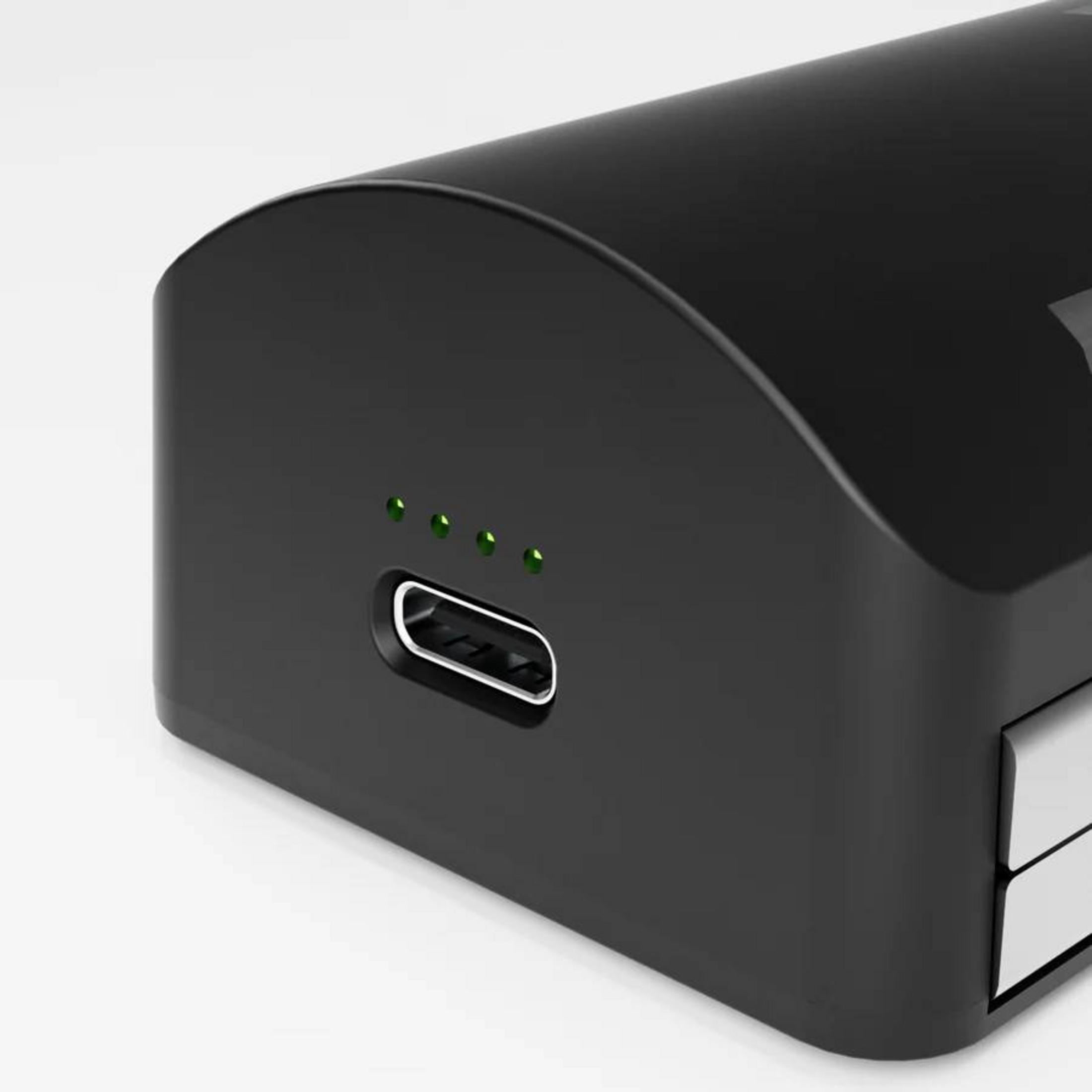 Batería externa negra con puerto USB-C y cuatro luces indicadoras verdes.