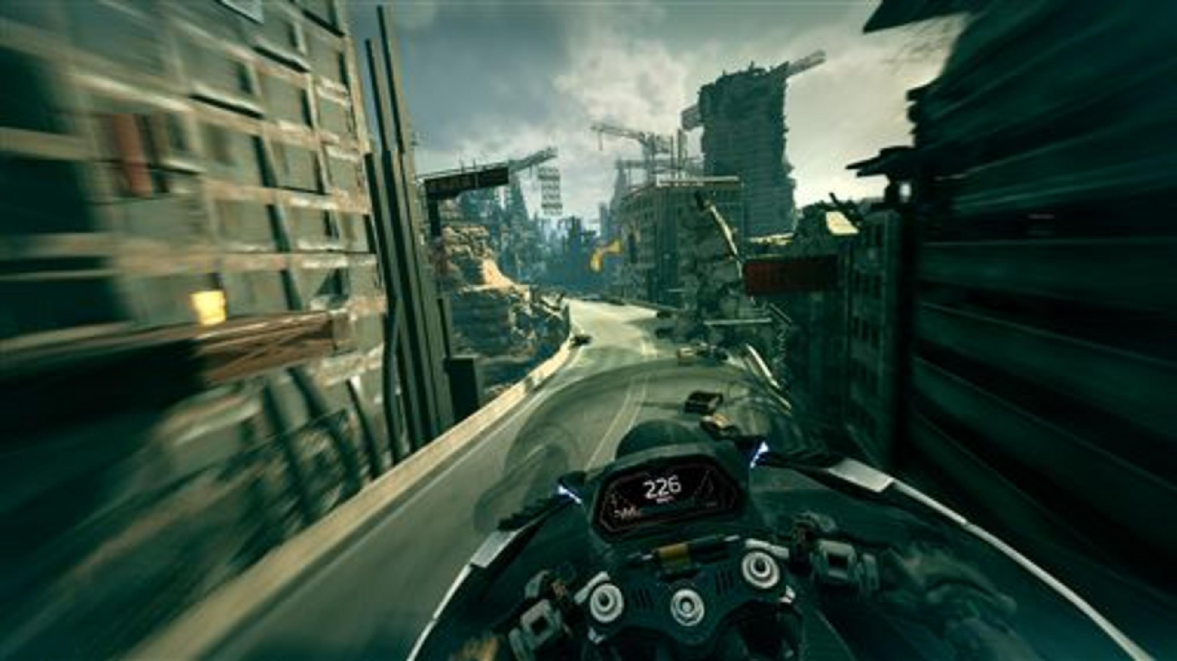 Vista in prima persona di una moto in una città in rovina con grattacieli.