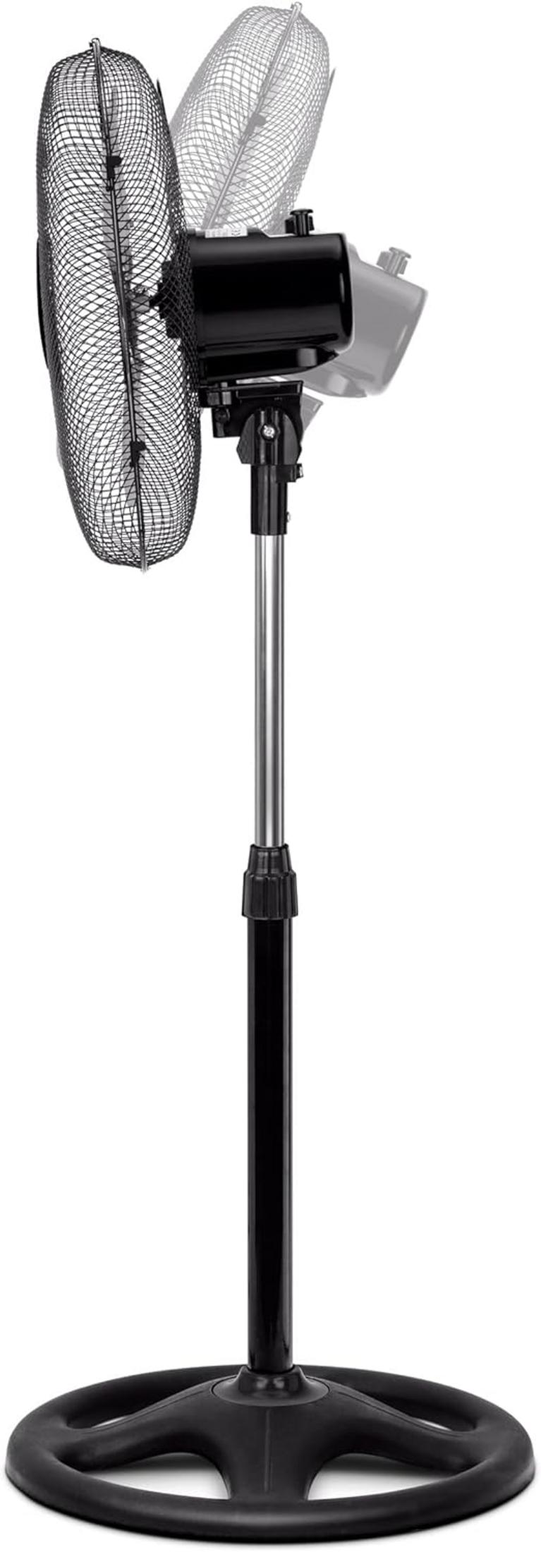 Un ventilador de pie negro con base redonda y tallo ajustable.