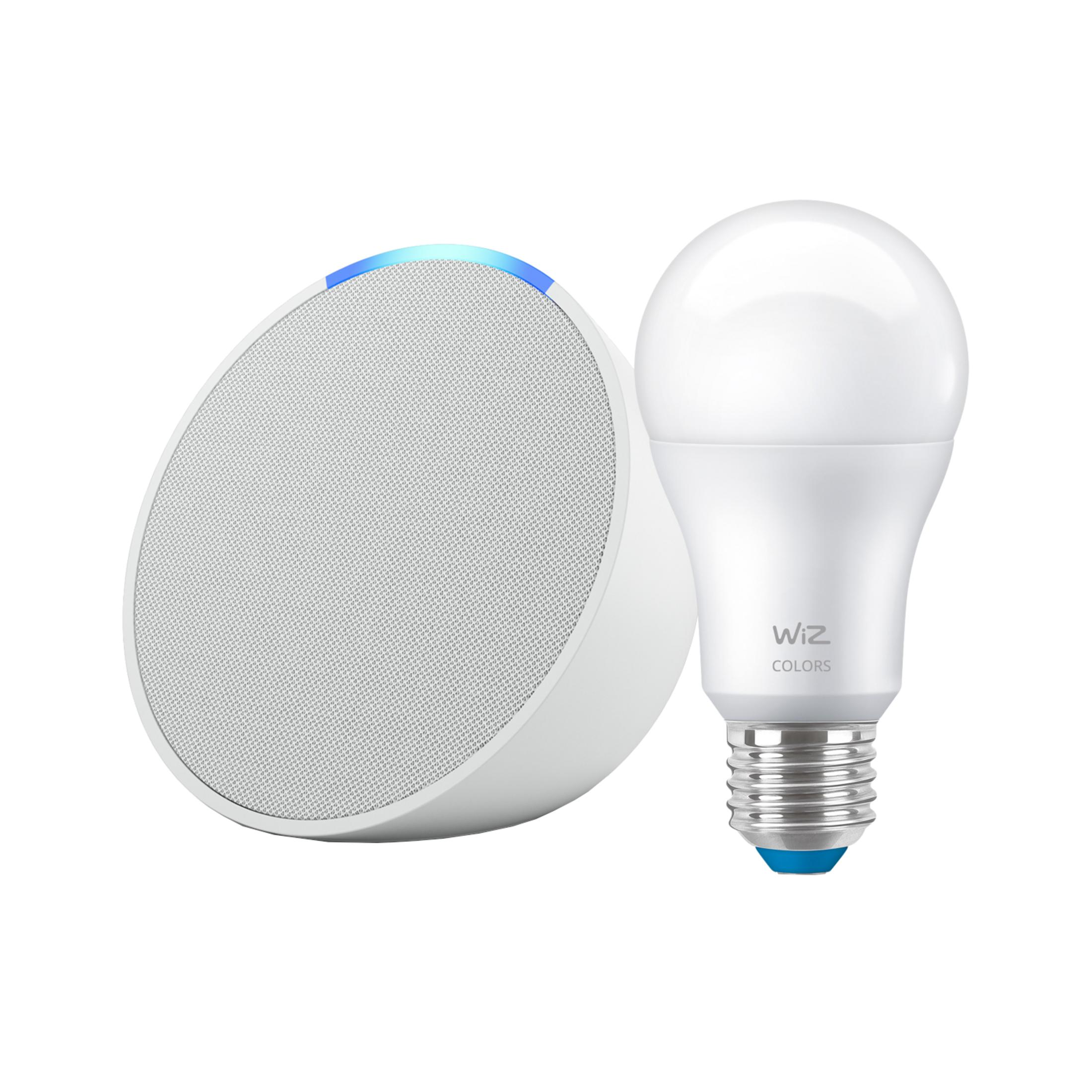 Un altoparlante smart bianco e una lampadina bianca con base blu.