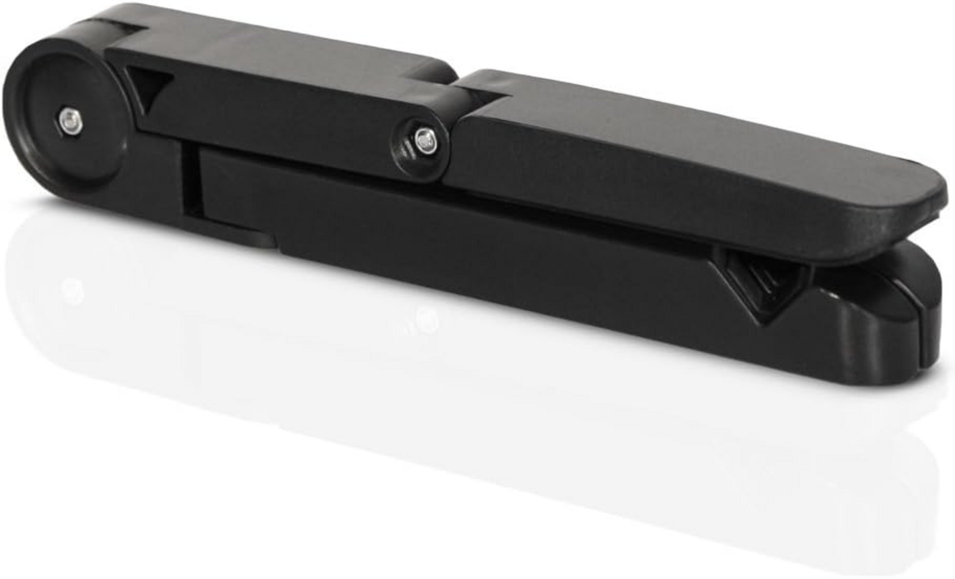 Un soporte negro plegable para teléfono descansa sobre un fondo blanco.