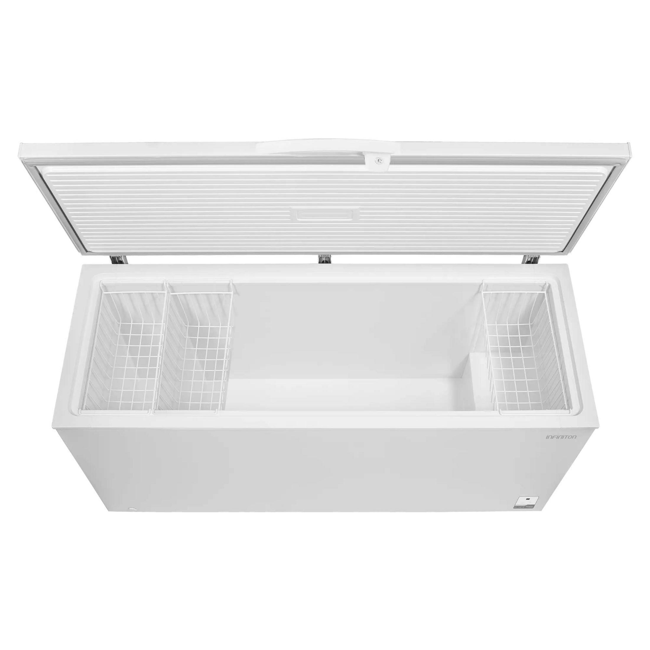Un congelador horizontal blanco con la tapa abierta, mostrando dos cestas dentro.