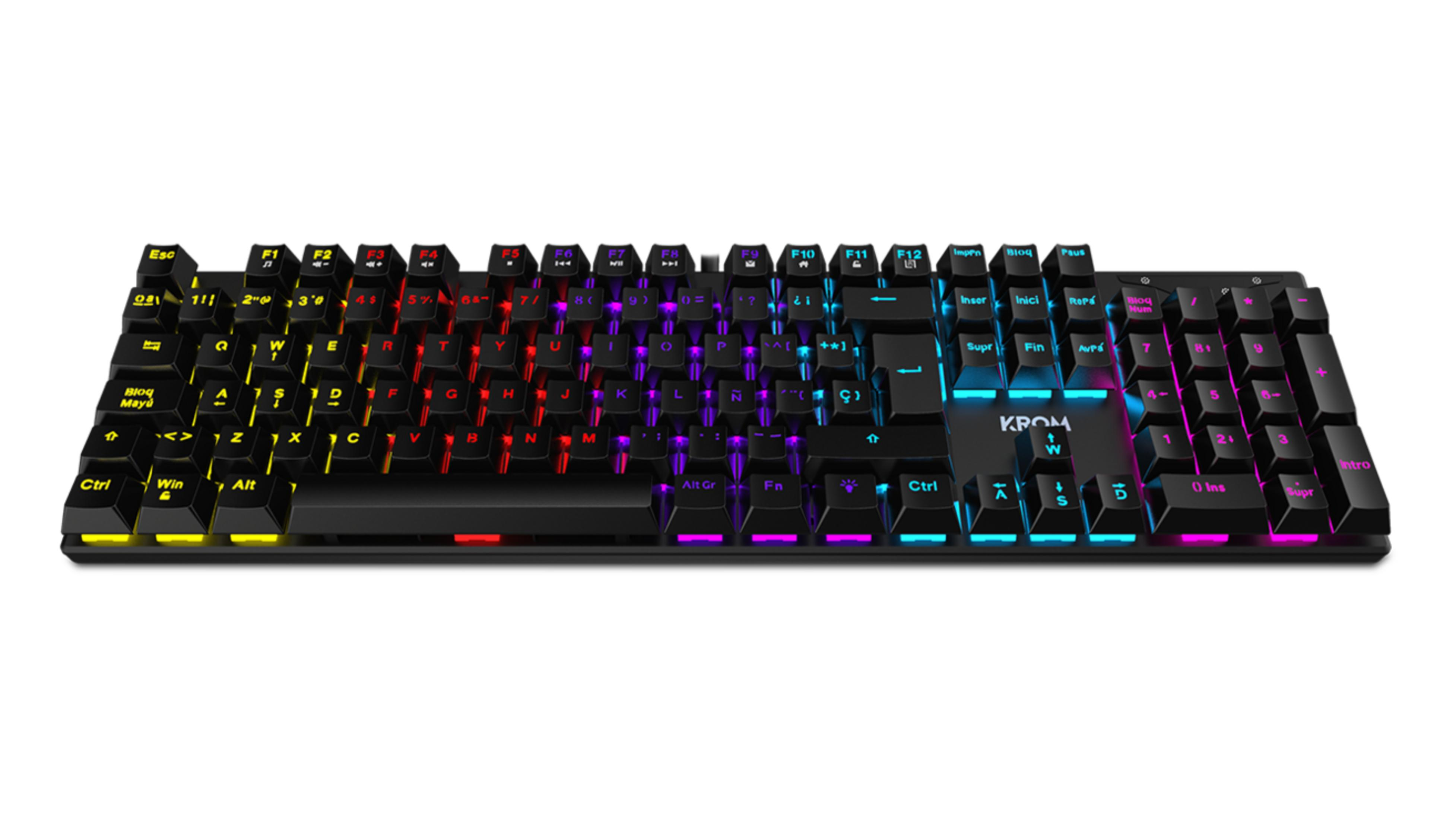 Tastiera nera con illuminazione RGB, vista ravvicinata su sfondo bianco.