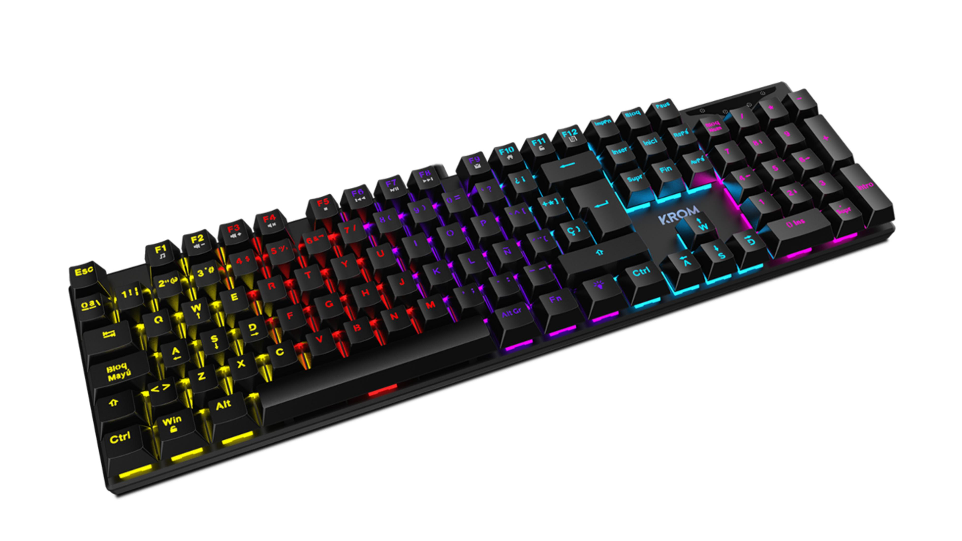 Una tastiera nera con illuminazione RGB che sfuma da giallo a rosso e blu.