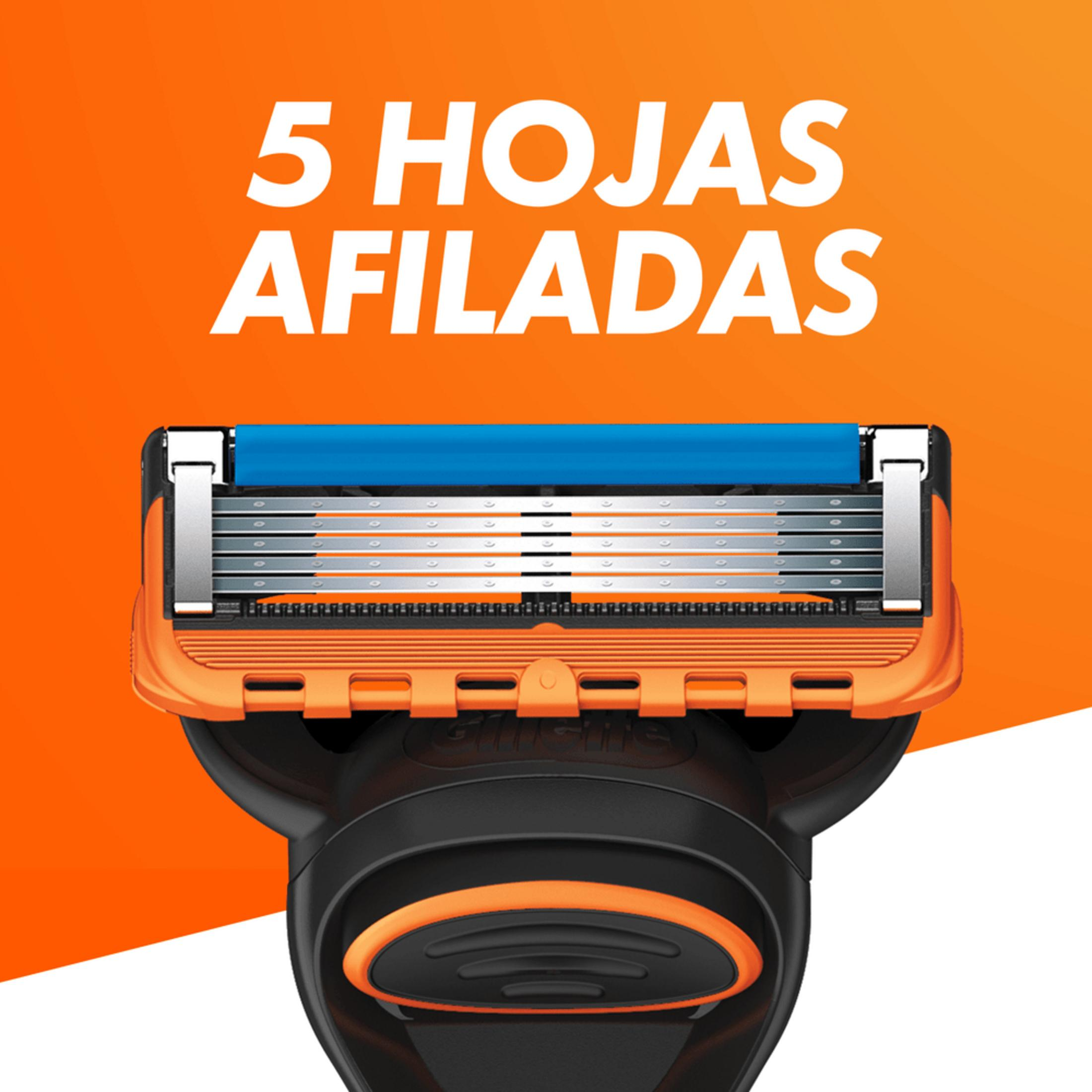 Primer plano de un cabezal de afeitadora con 5 hojas y mango naranja.