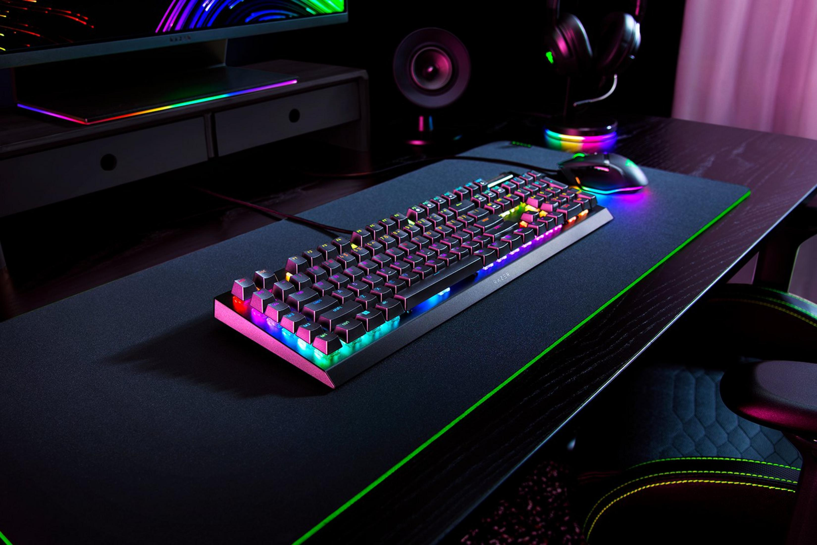 Una tastiera da gaming con illuminazione RGB su un tappetino nero.
