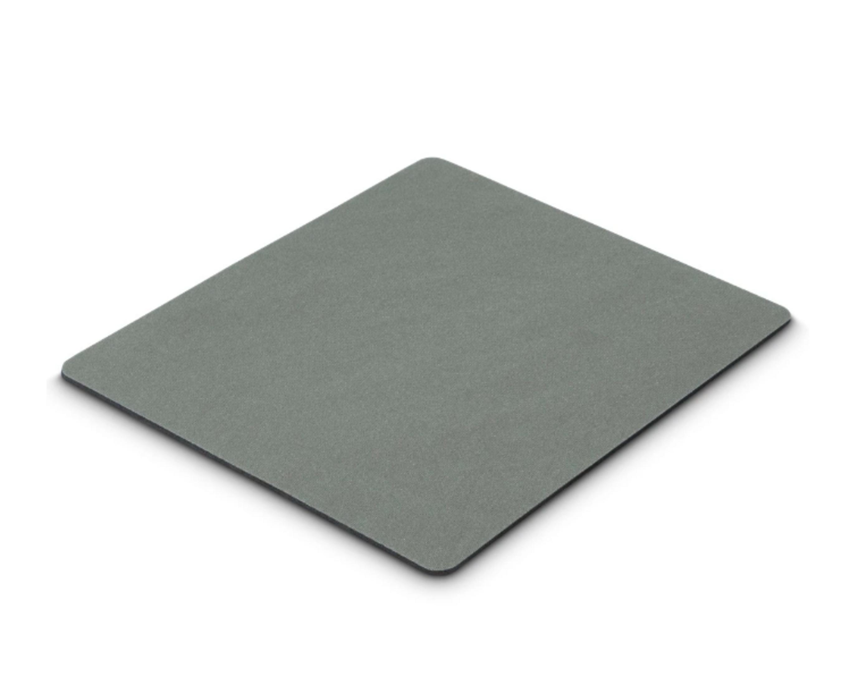 Un tappetino per mouse grigio giace diagonalmente su sfondo bianco.
