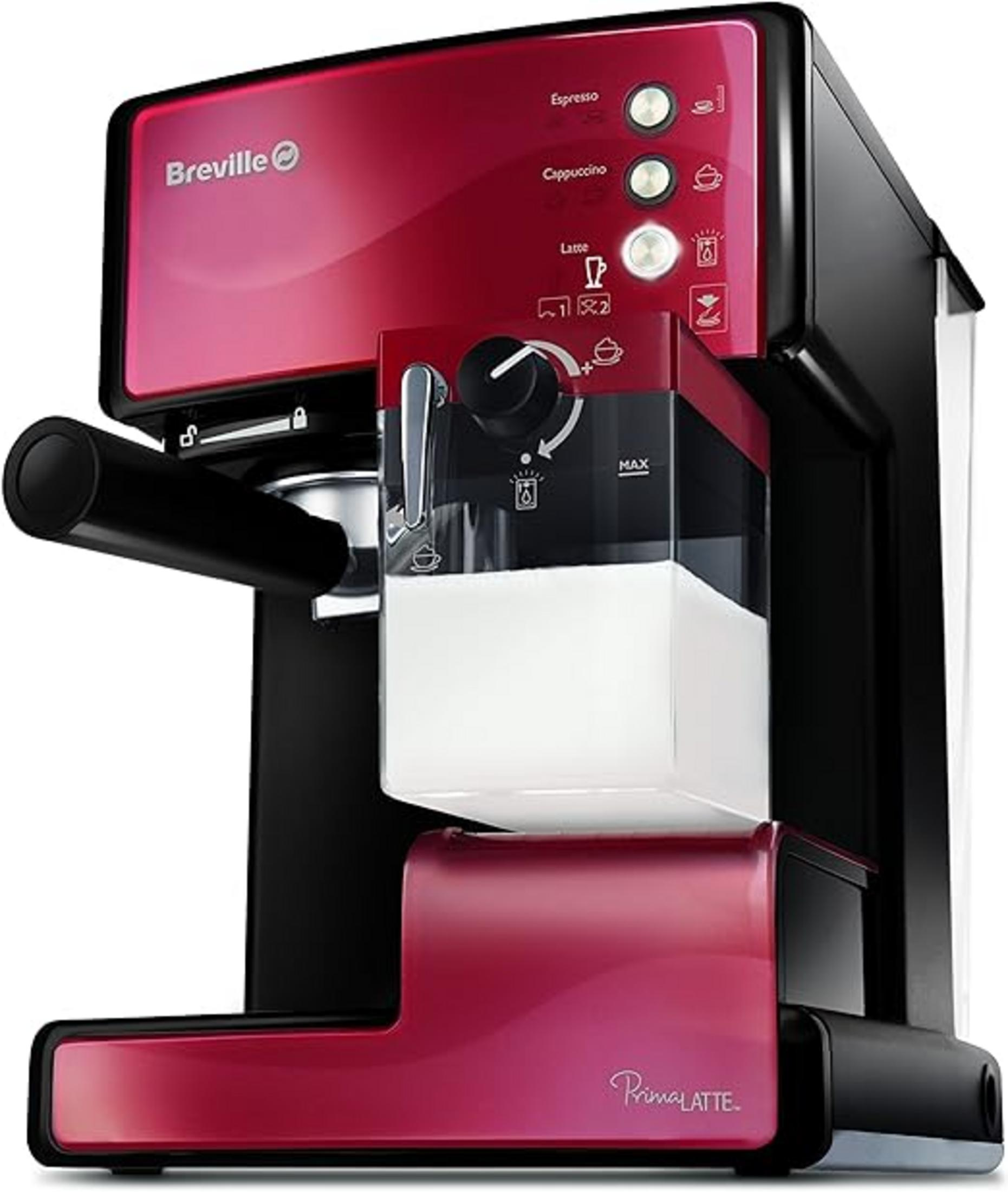 Cafetera Breville PrimaLatte roja con detalles negros y jarra de leche llena.