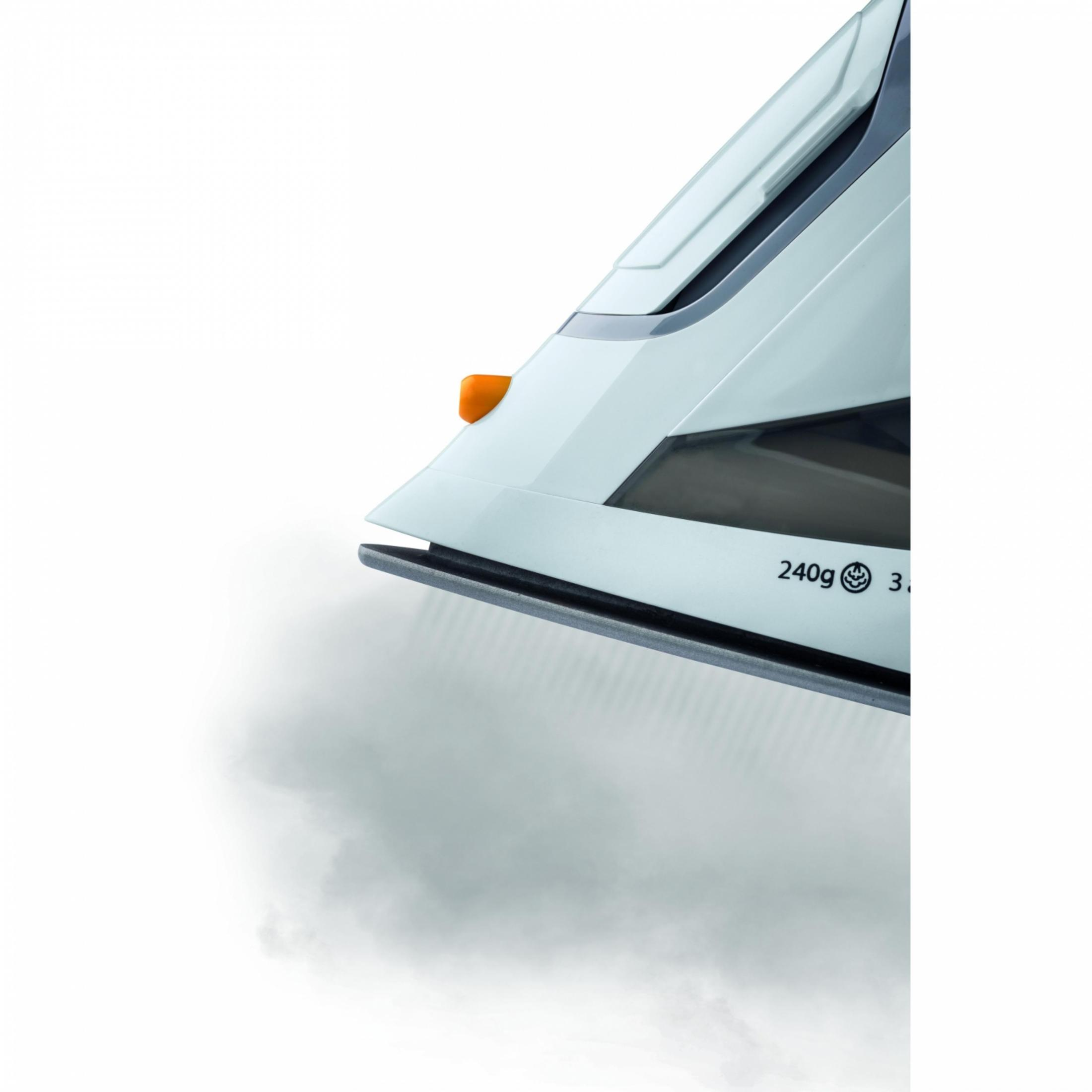 Una plancha blanca con botón naranja emite vapor.