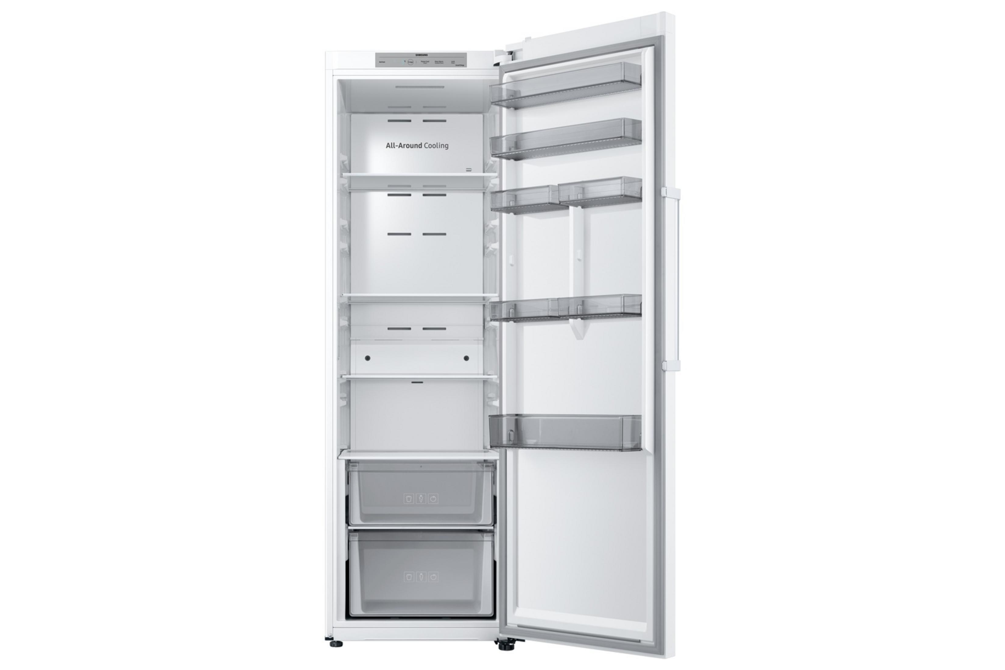 Un refrigerador blanco con la puerta abierta, mostrando estantes y cajones.
