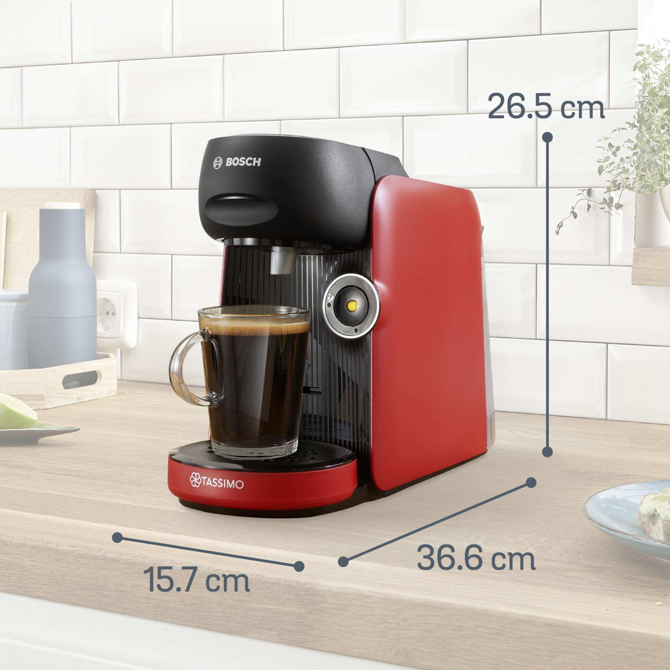Una cafetera roja Bosch Tassimo con una taza de café, se muestran las dimensiones.