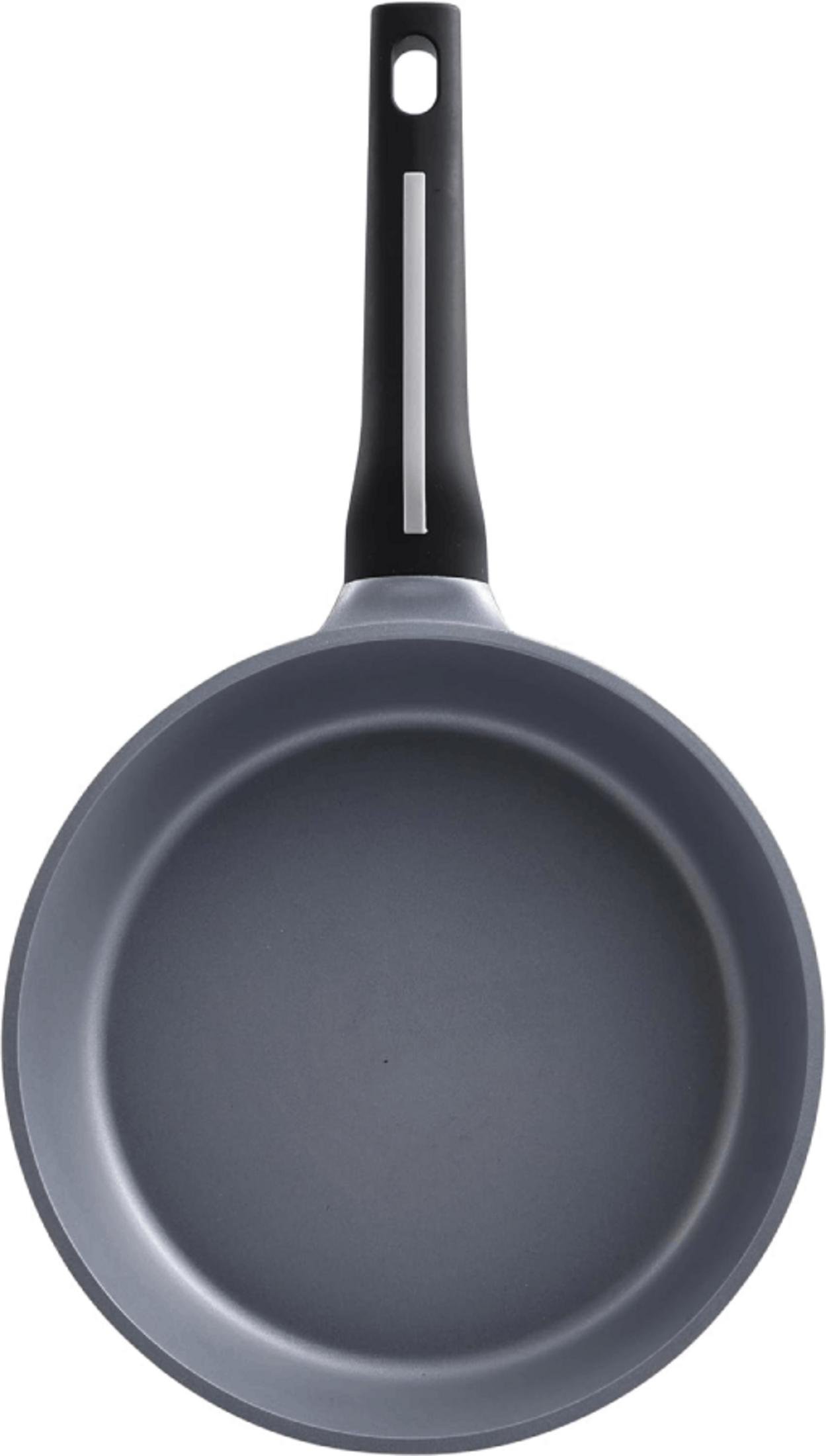 Sartén gris con mango negro y raya blanca.